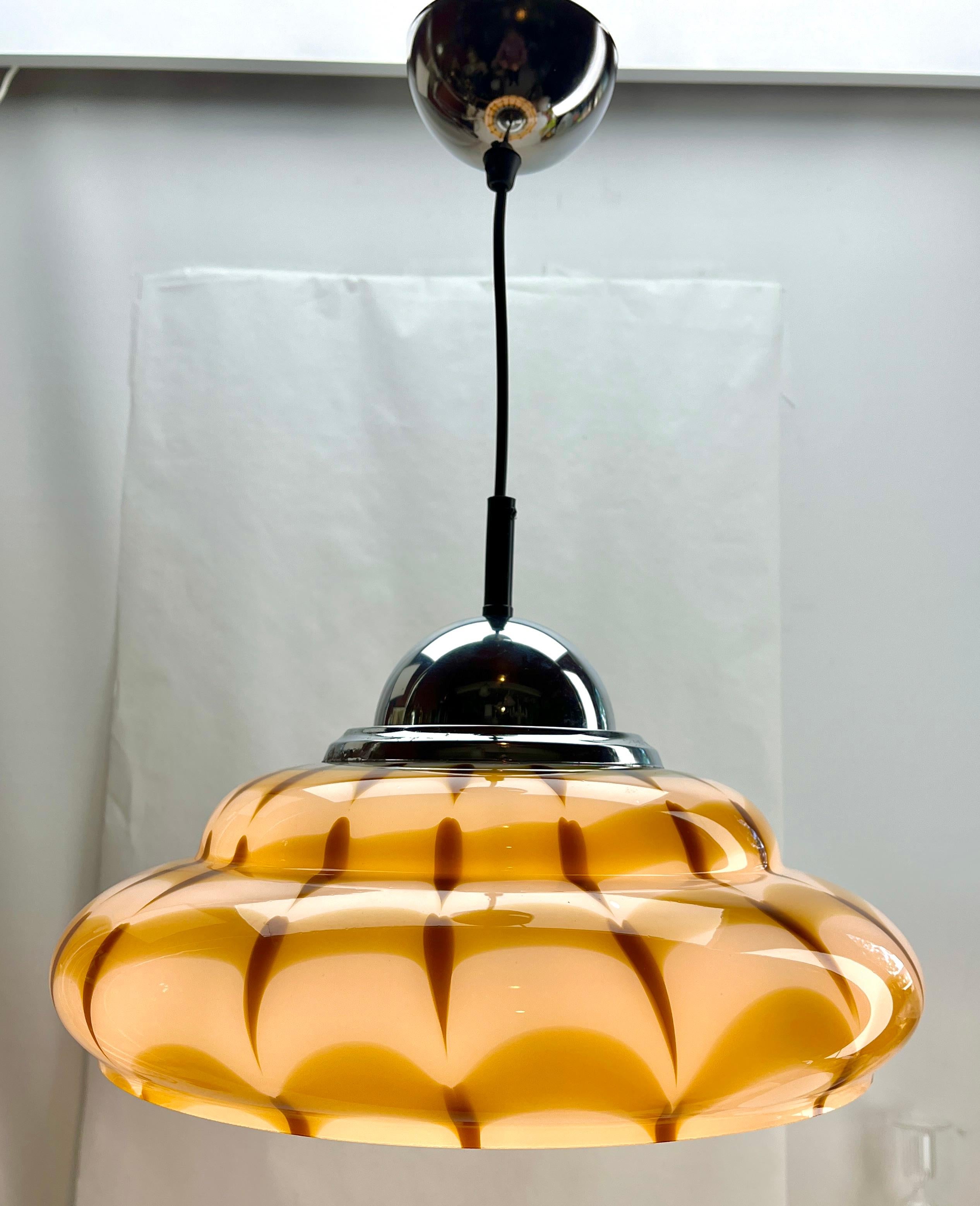 Lampada a sospensione di Murano del Medioevo, paralume in vetro di vari colori in vendita 3