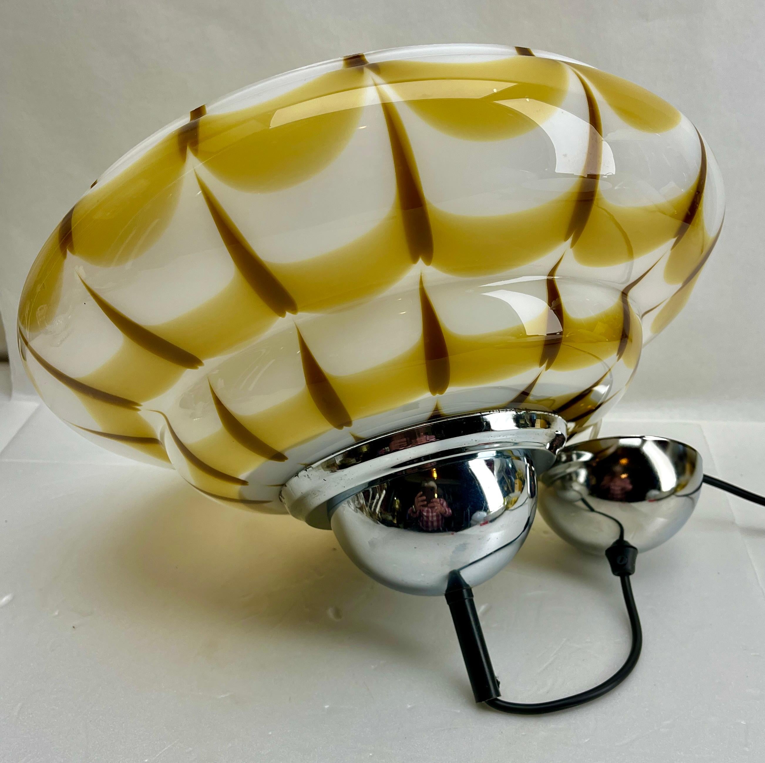 Lampada a sospensione della fine degli anni '60 su cavo regolabile, con design in stile Murano e paralume opalino accoppiato. La sua forma classica e modernista e la semplicità del suo design la rendono un esempio iconico dell'illuminazione