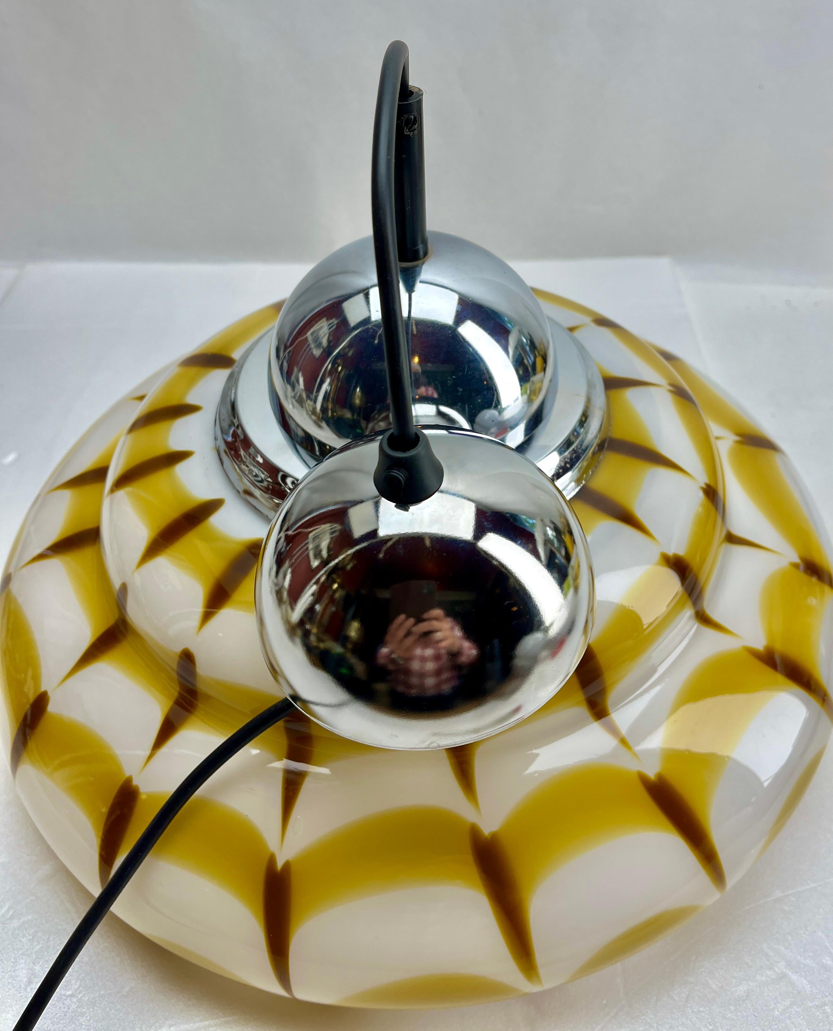 Mid-Century moderno Lampada a sospensione di Murano del Medioevo, paralume in vetro di vari colori in vendita