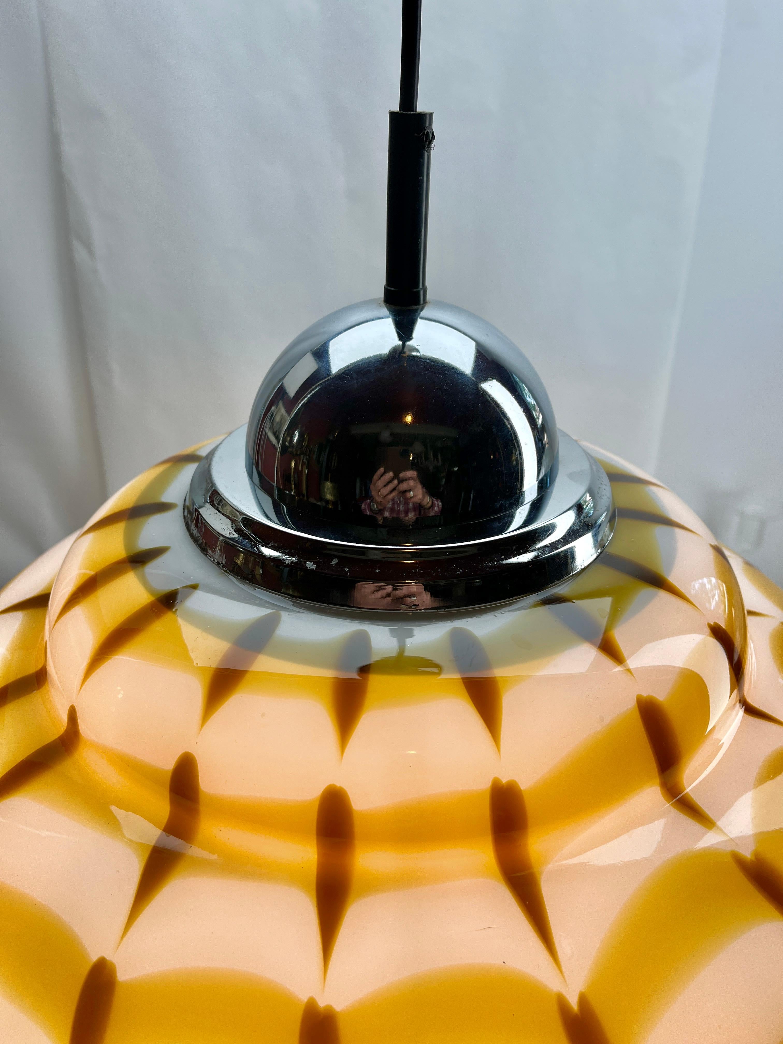 Italiano Lampada a sospensione di Murano del Medioevo, paralume in vetro di vari colori in vendita