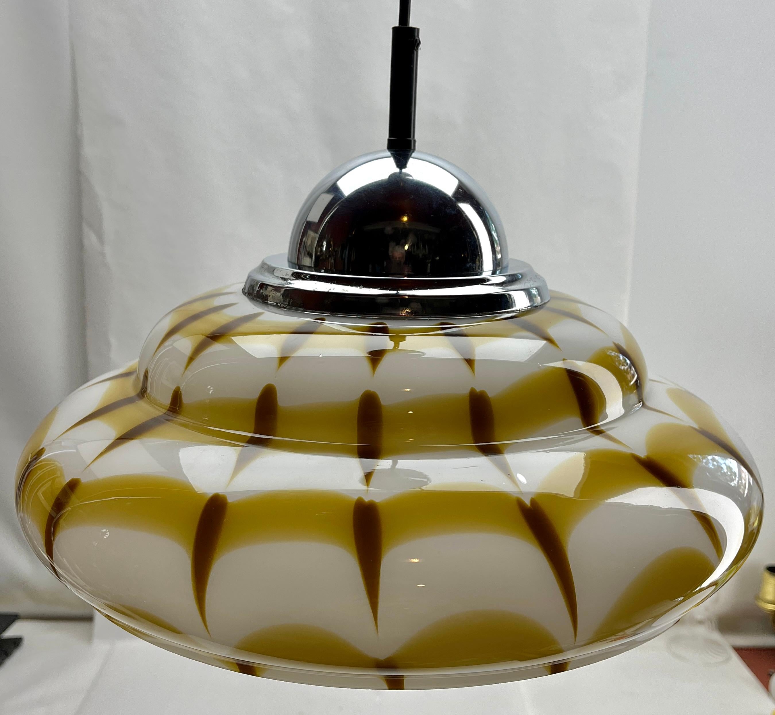 Fatto a mano Lampada a sospensione di Murano del Medioevo, paralume in vetro di vari colori in vendita