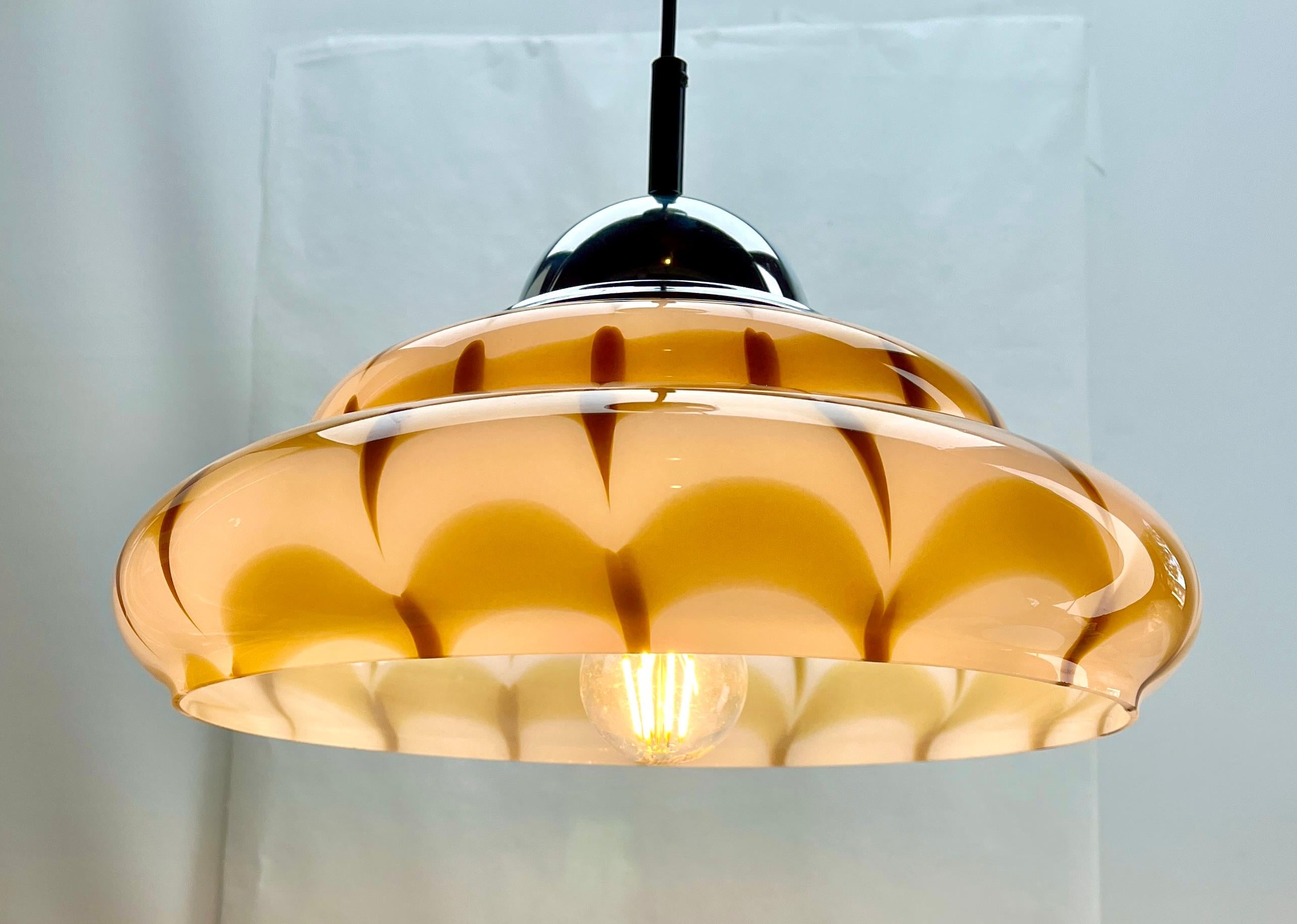 Lampada a sospensione di Murano del Medioevo, paralume in vetro di vari colori In condizioni buone in vendita a Verviers, BE