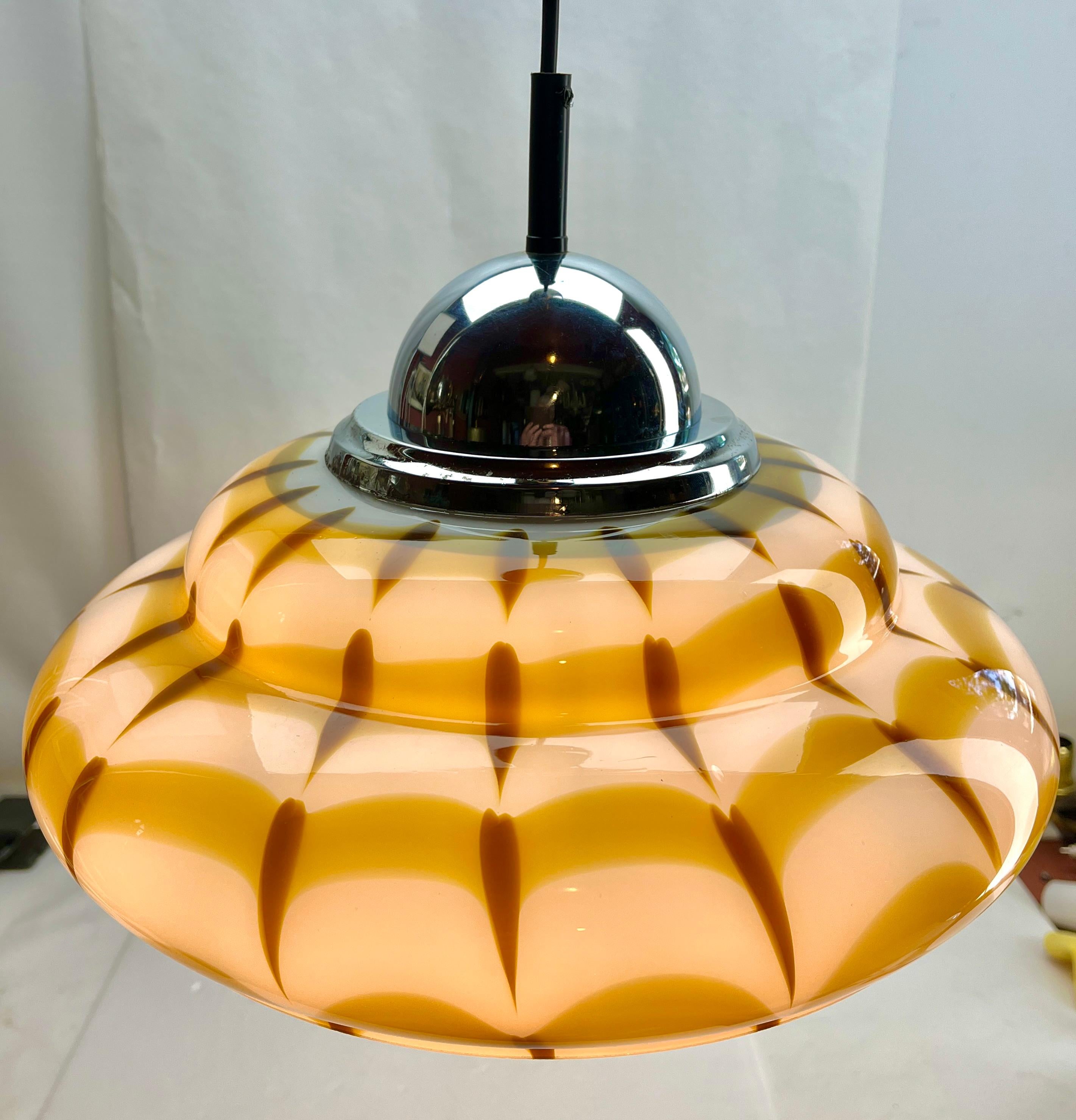 Metà XX secolo Lampada a sospensione di Murano del Medioevo, paralume in vetro di vari colori in vendita