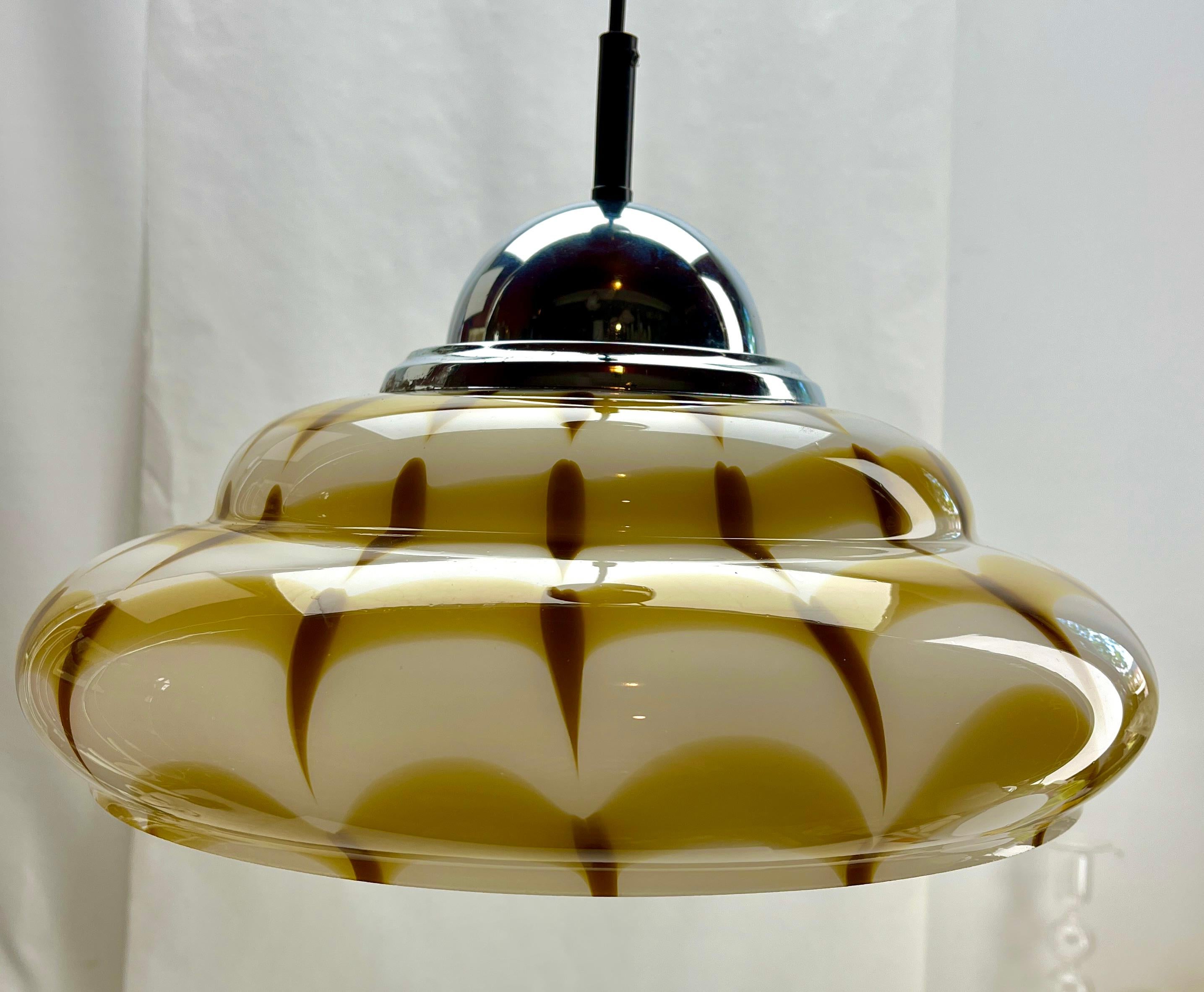 Lampada a sospensione di Murano del Medioevo, paralume in vetro di vari colori in vendita 1