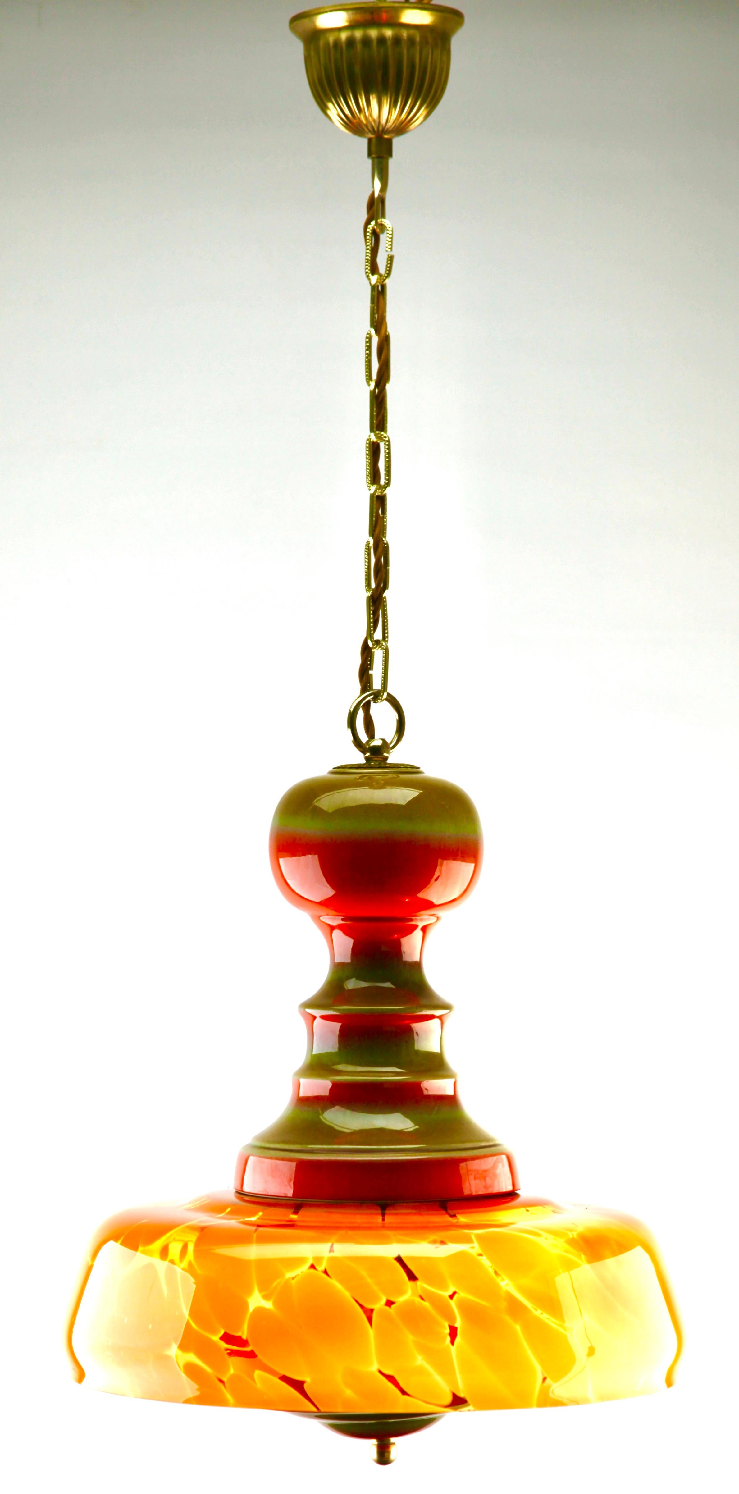 Lampe à suspension de Murano du milieu du siècle dernier, abat-jour en verre de différentes couleurs, montage en céramique en vente 1