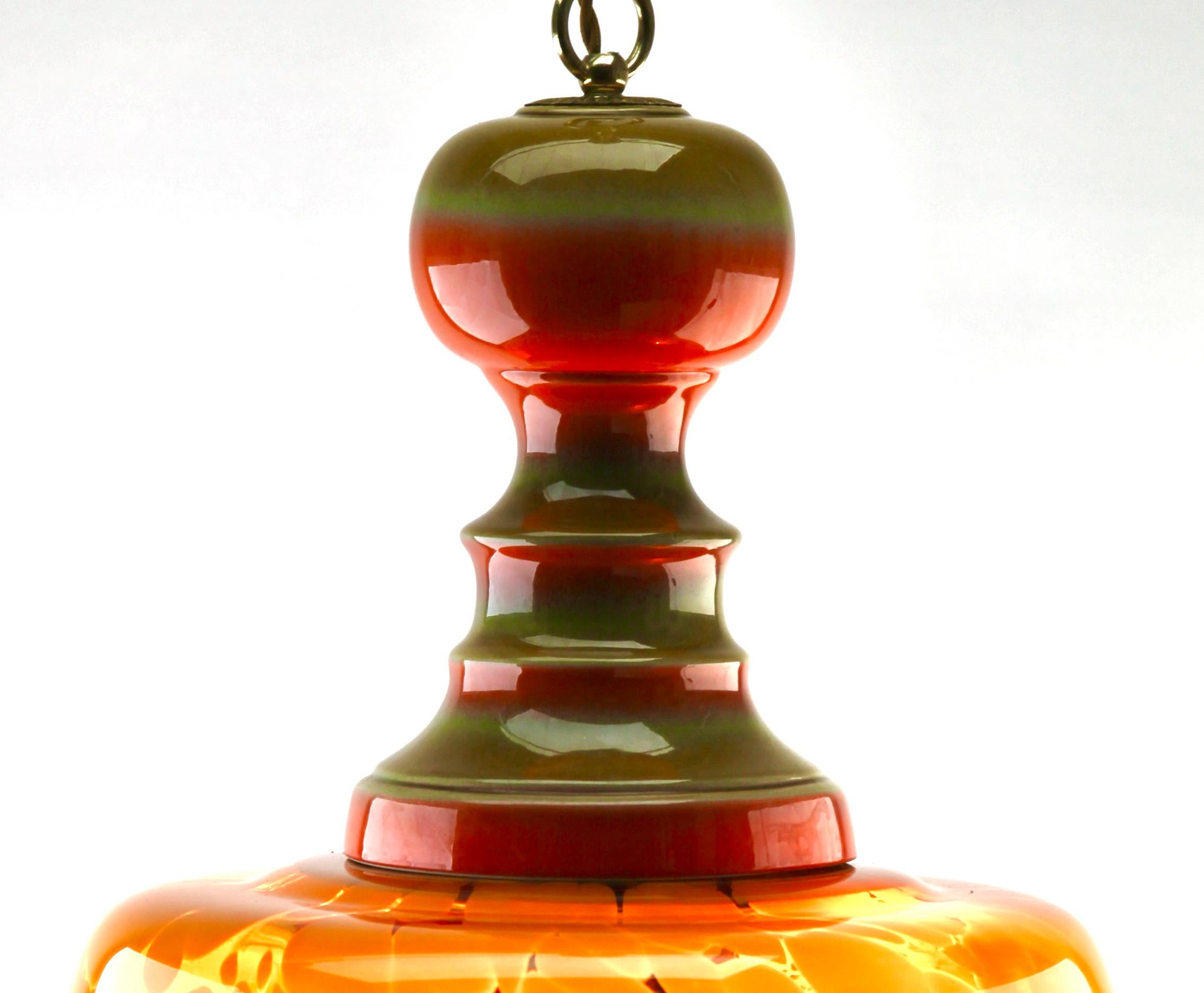 Lampe pendante de Murano du milieu du siècle, abat-jour en verre de différentes couleurs 

Suspension de la fin des années 1960 sur une chaîne réglable, conçue dans le style Murano avec une monture en céramique et un abat-jour opalin. Sa forme