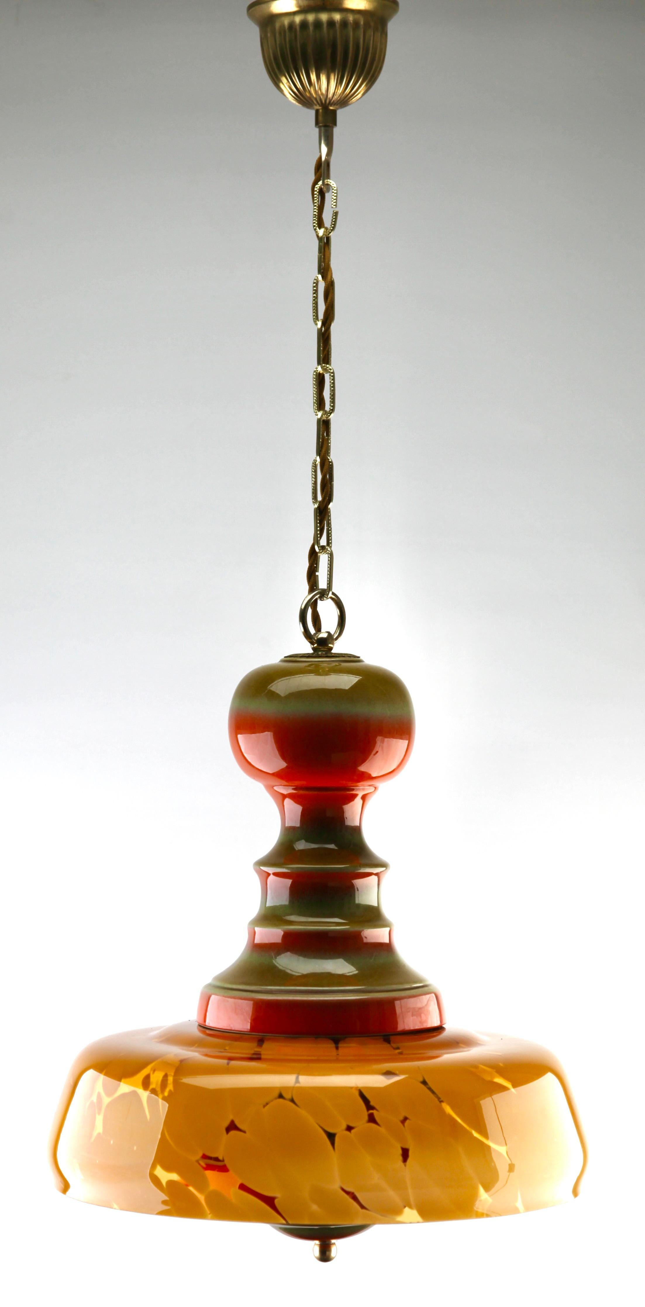 Vernissé Lampe à suspension de Murano du milieu du siècle dernier, abat-jour en verre de différentes couleurs, montage en céramique en vente