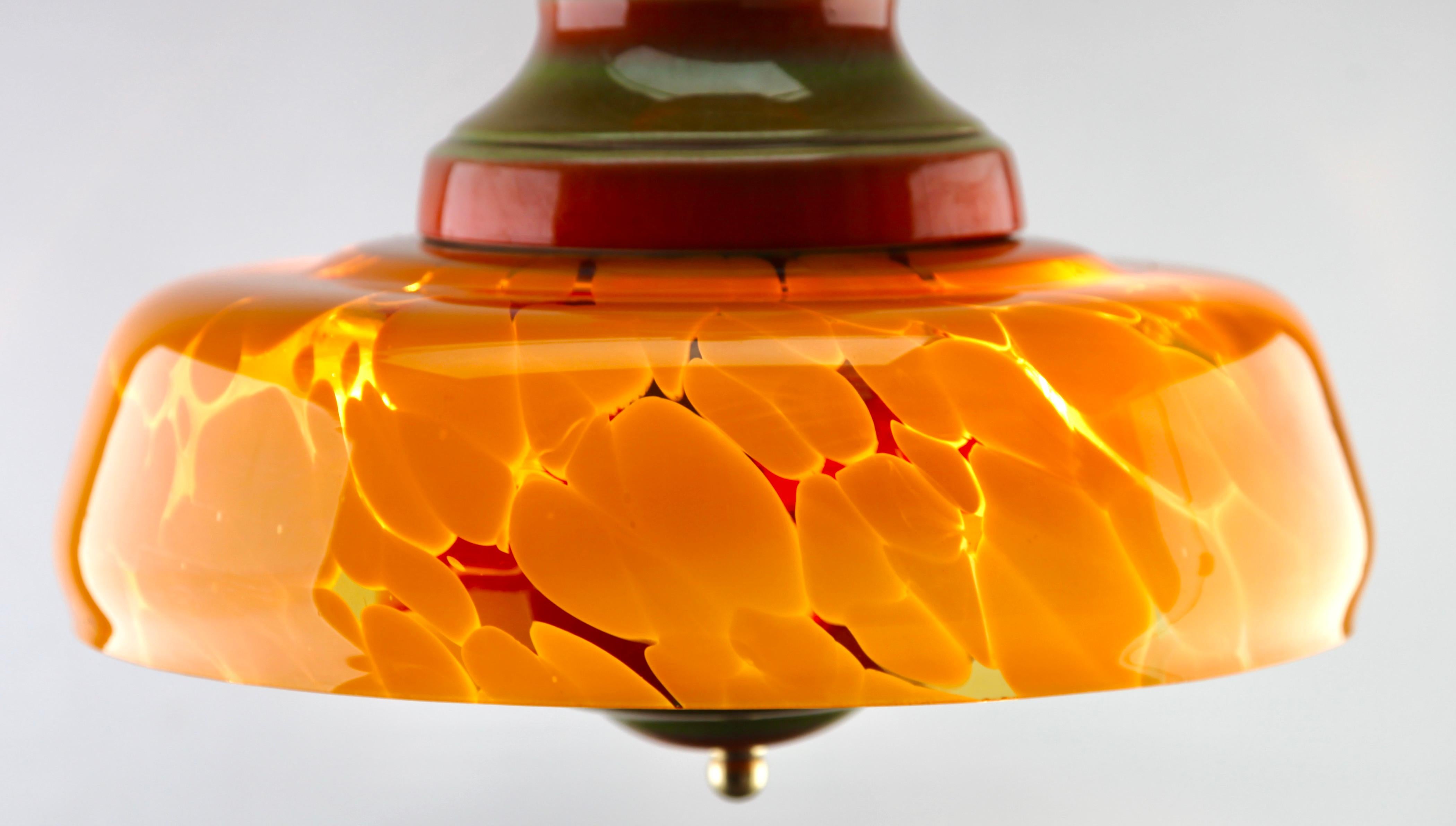 Lampe à suspension de Murano du milieu du siècle dernier, abat-jour en verre de différentes couleurs, montage en céramique Bon état - En vente à Verviers, BE