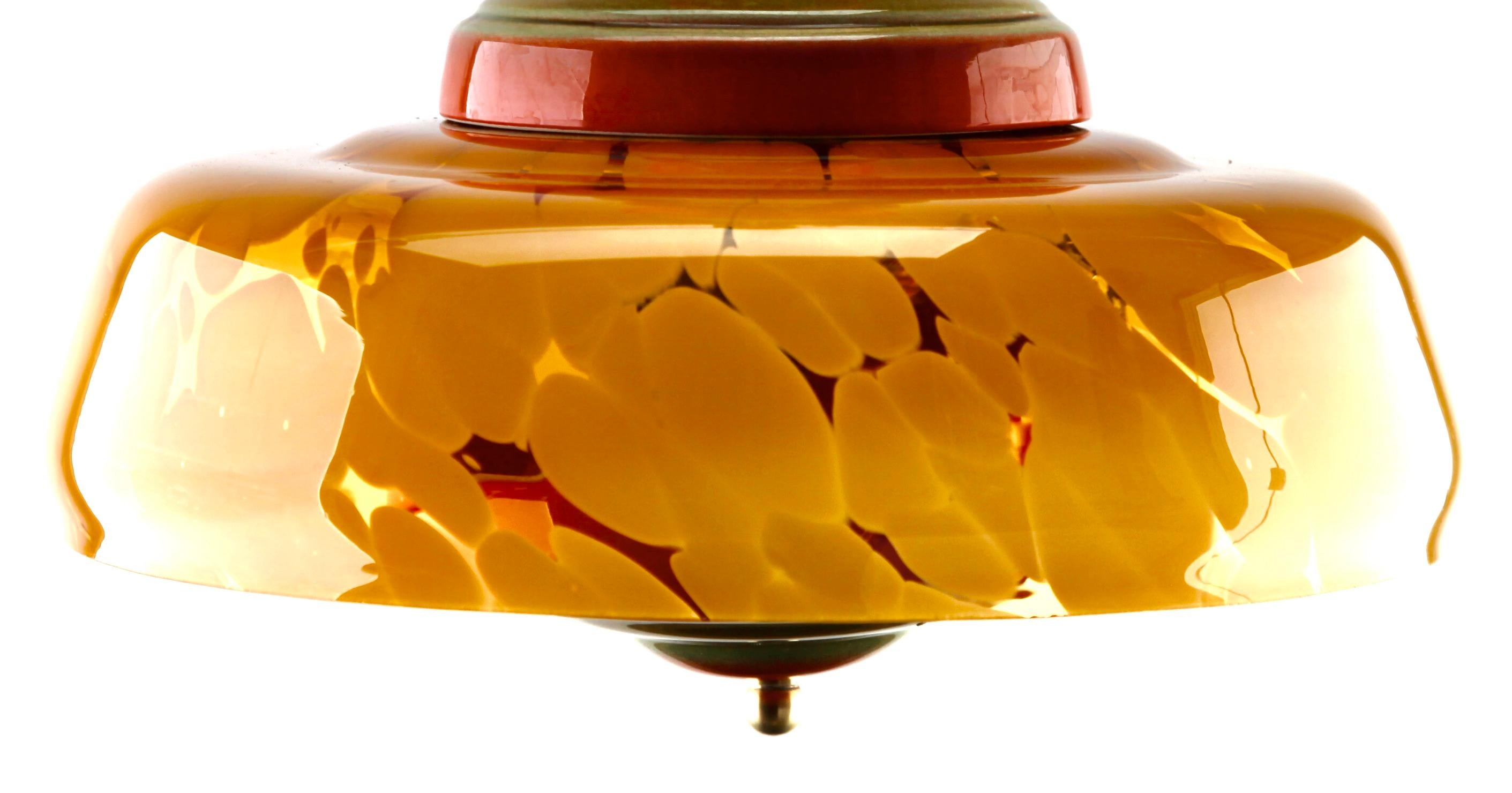 Laiton Lampe à suspension de Murano du milieu du siècle dernier, abat-jour en verre de différentes couleurs, montage en céramique en vente