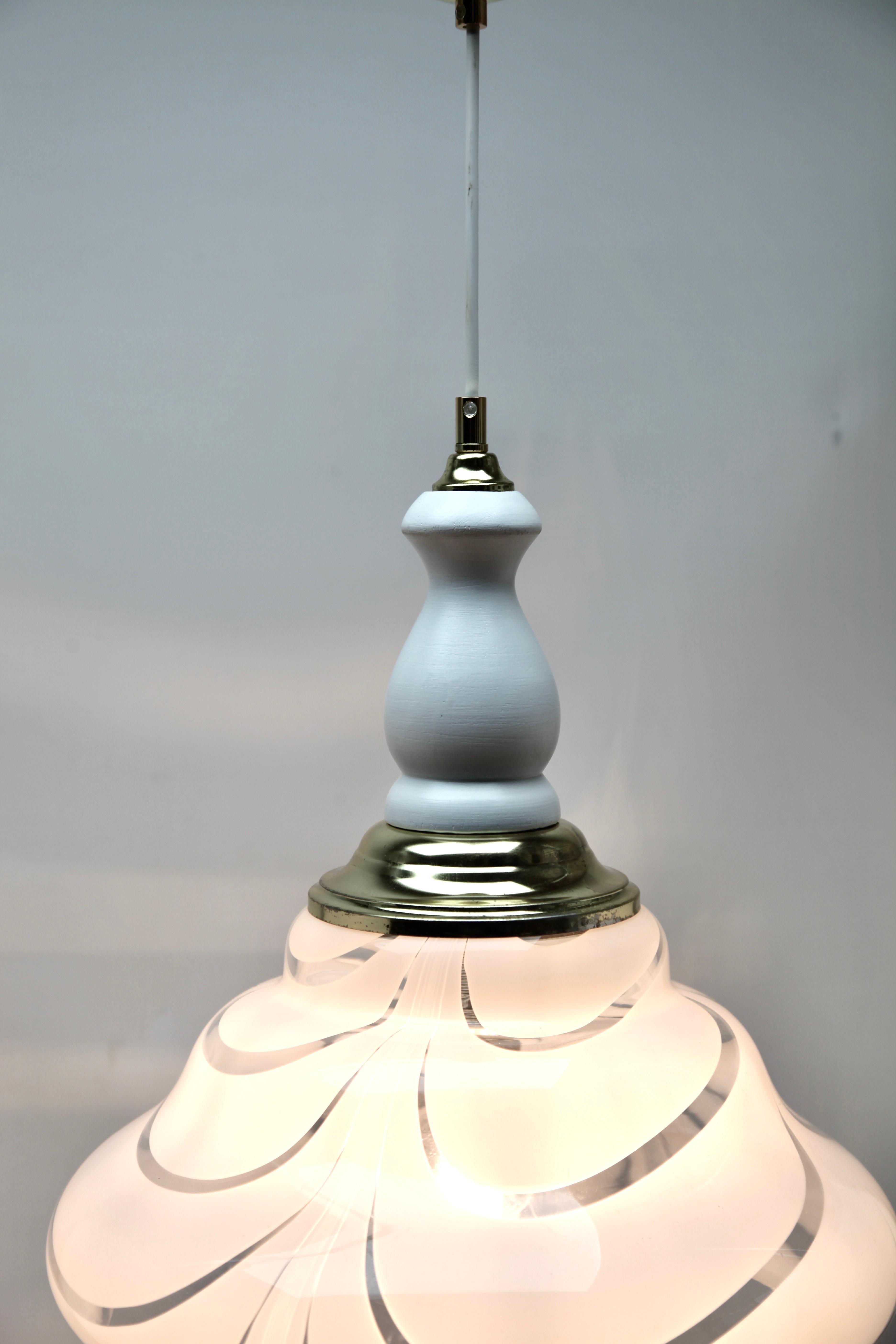 Lampe à suspension de Murano du milieu du siècle dernier, avec abat-jour opalin et détails en bois en vente 2