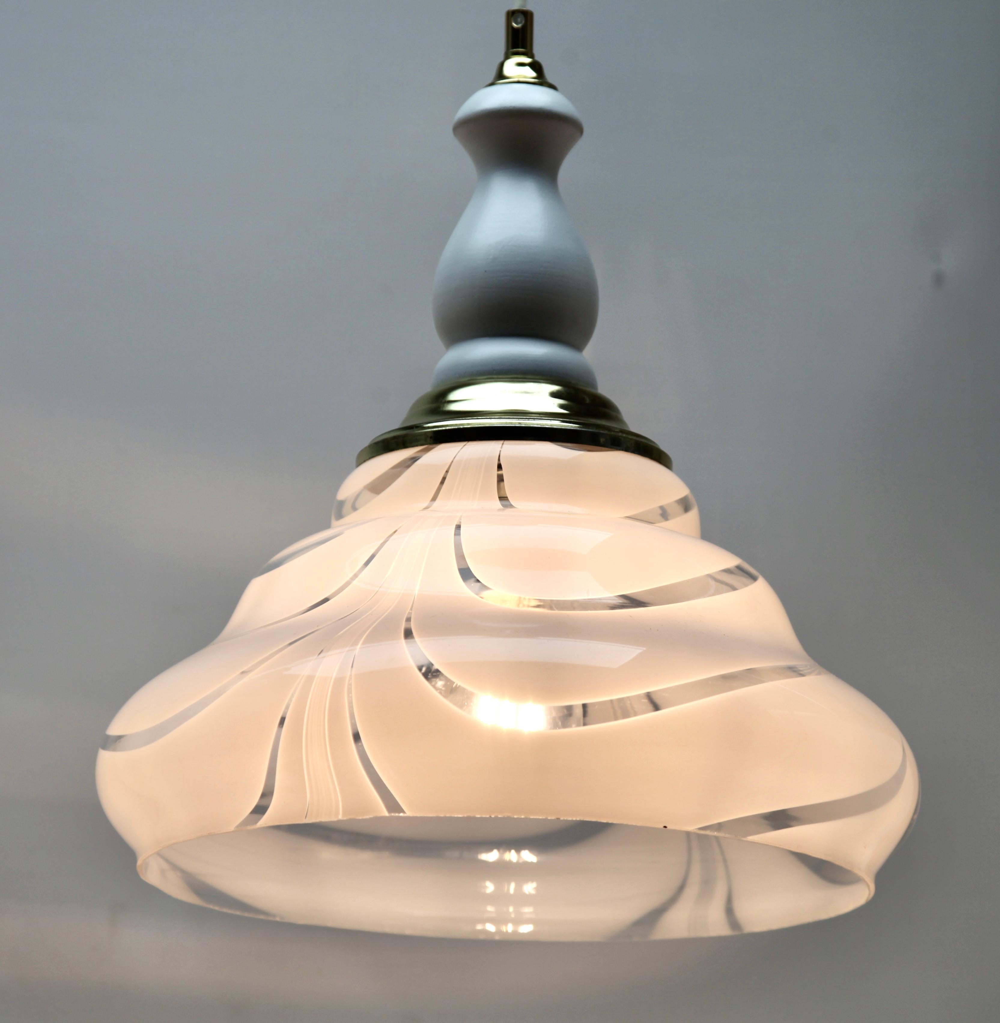 Lampe à suspension de Murano du milieu du siècle dernier, avec abat-jour opalin et détails en bois en vente 3