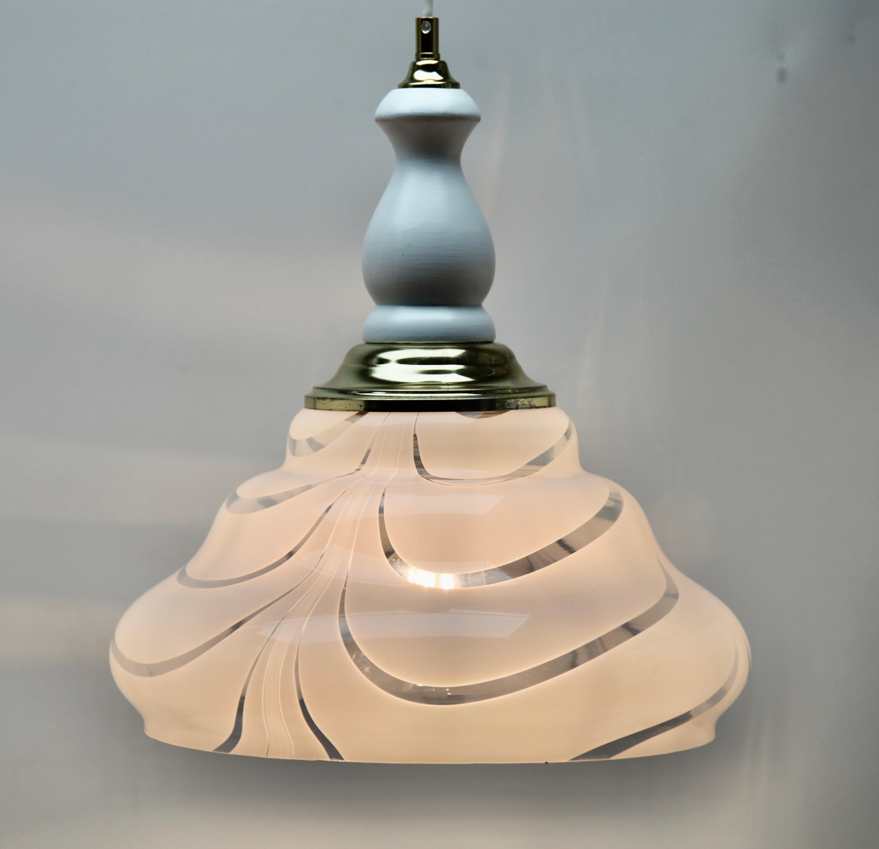 Suspension de la fin des années 1960 sur un câble réglable, conçue dans le style Murano avec du bois et un abat-jour opalin. Sa forme classique moderniste et la simplicité de son design en font un exemple emblématique de l'éclairage domestique du