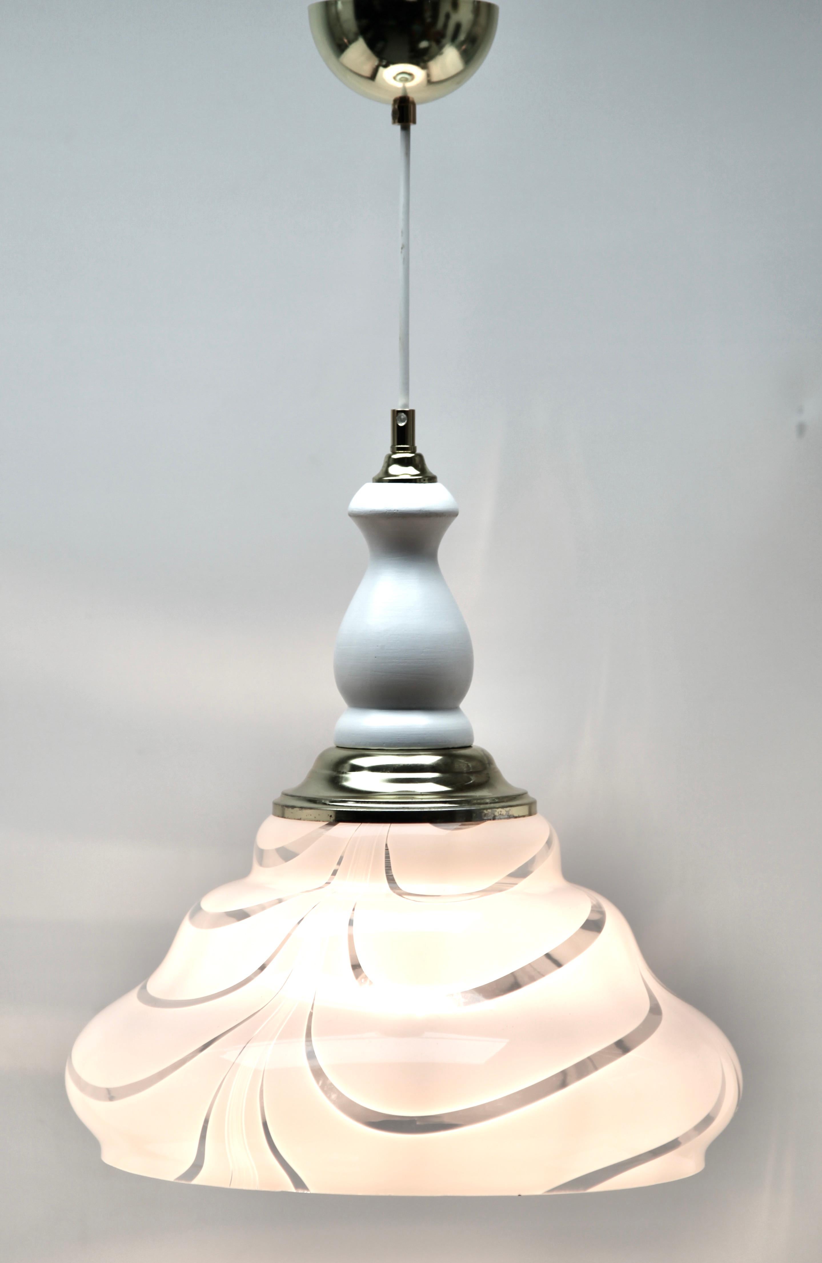 Mid-Century Modern Lampe à suspension de Murano du milieu du siècle dernier, avec abat-jour opalin et détails en bois en vente