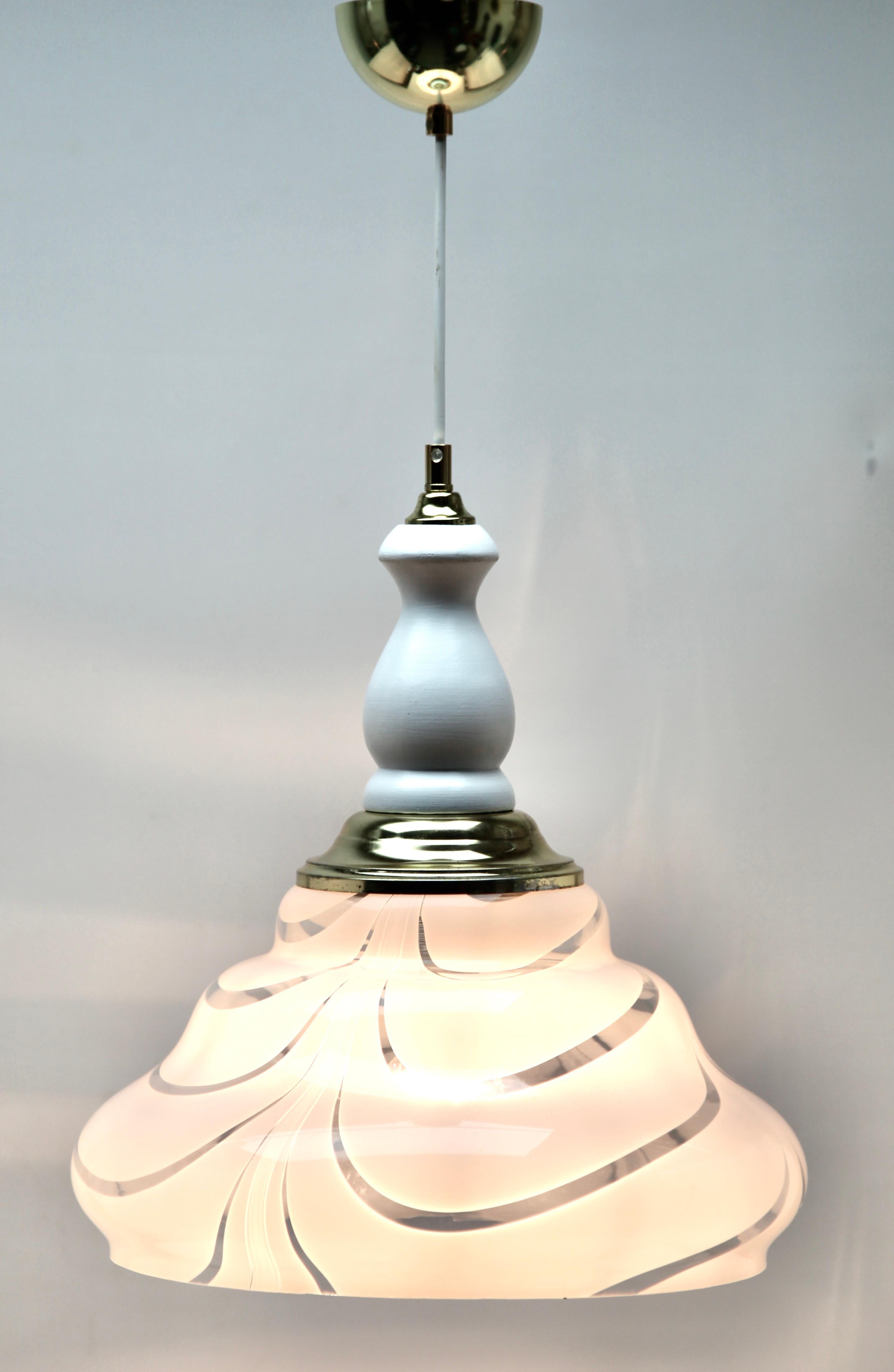 italien Lampe à suspension de Murano du milieu du siècle dernier, avec abat-jour opalin et détails en bois en vente