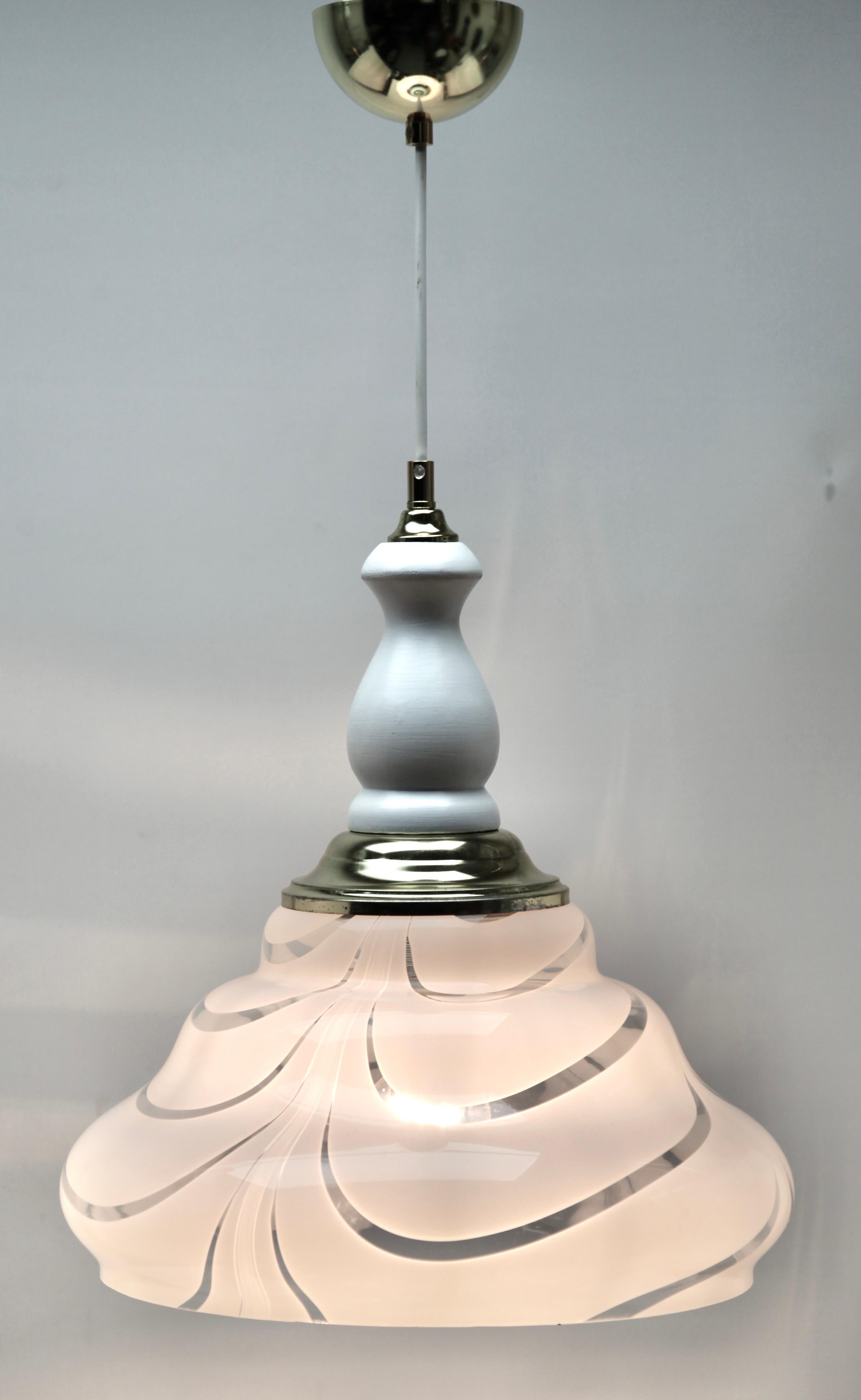 Fait main Lampe à suspension de Murano du milieu du siècle dernier, avec abat-jour opalin et détails en bois en vente