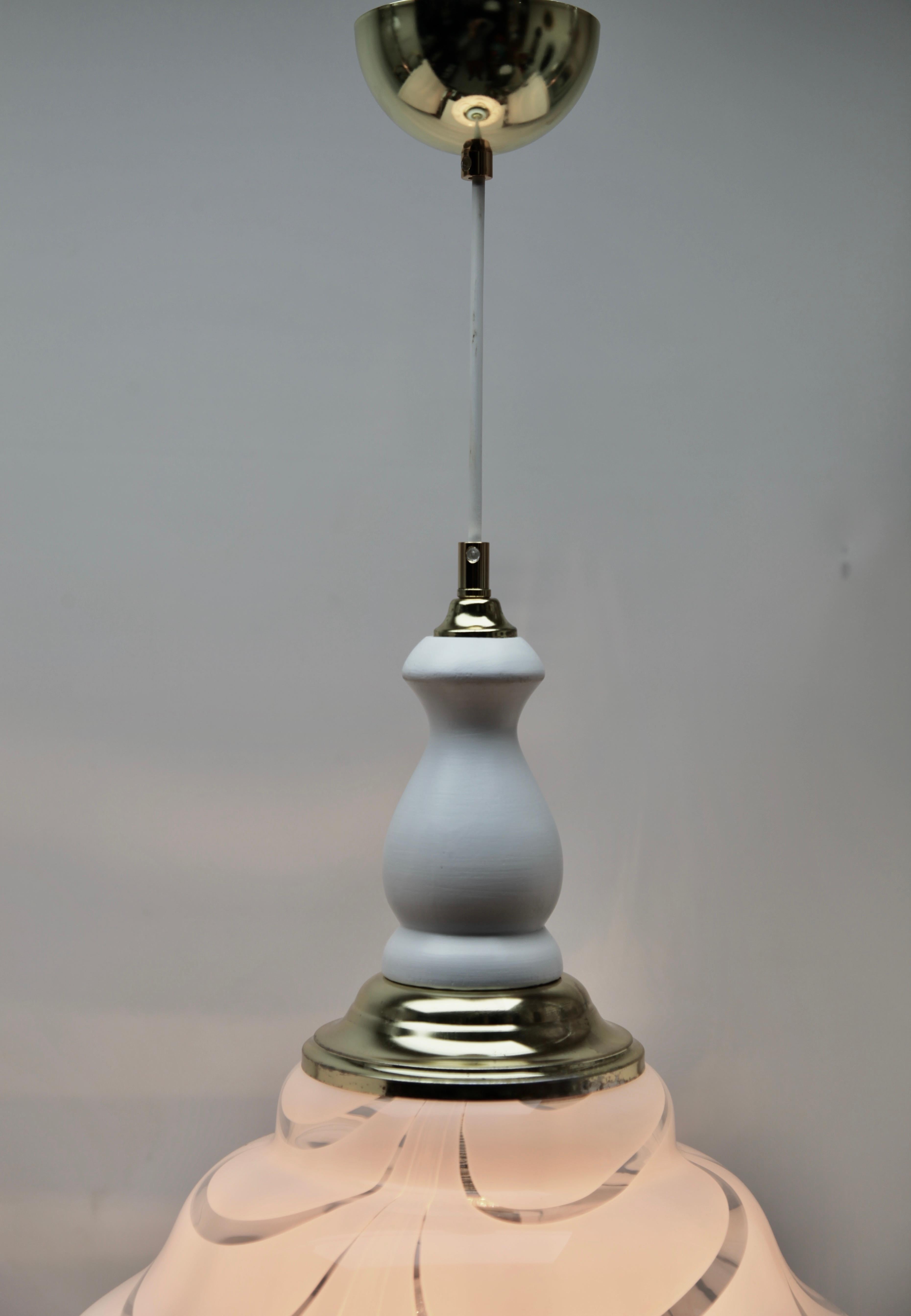Milieu du XXe siècle Lampe à suspension de Murano du milieu du siècle dernier, avec abat-jour opalin et détails en bois en vente