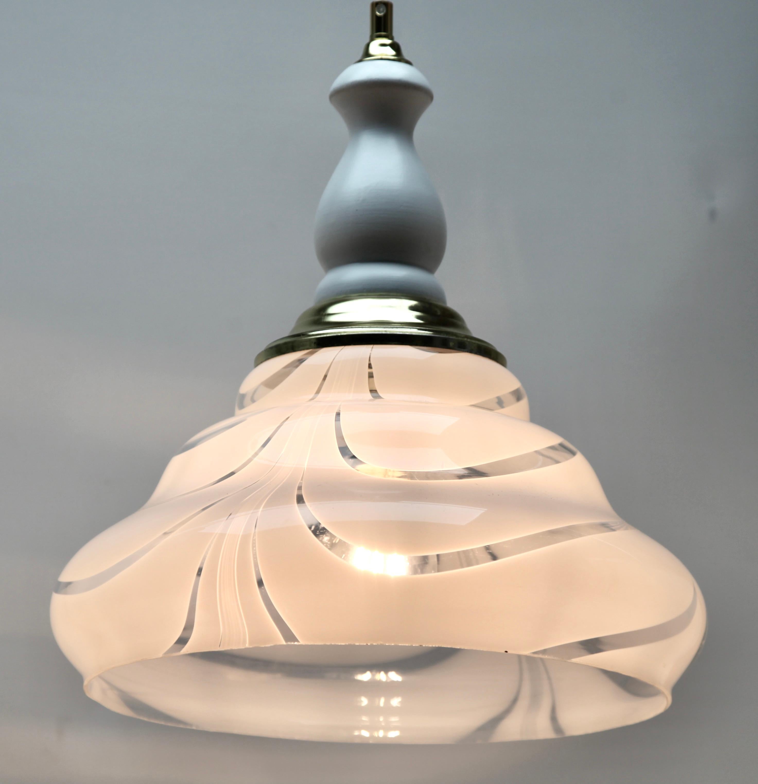 Verre opalin Lampe à suspension de Murano du milieu du siècle dernier, avec abat-jour opalin et détails en bois en vente