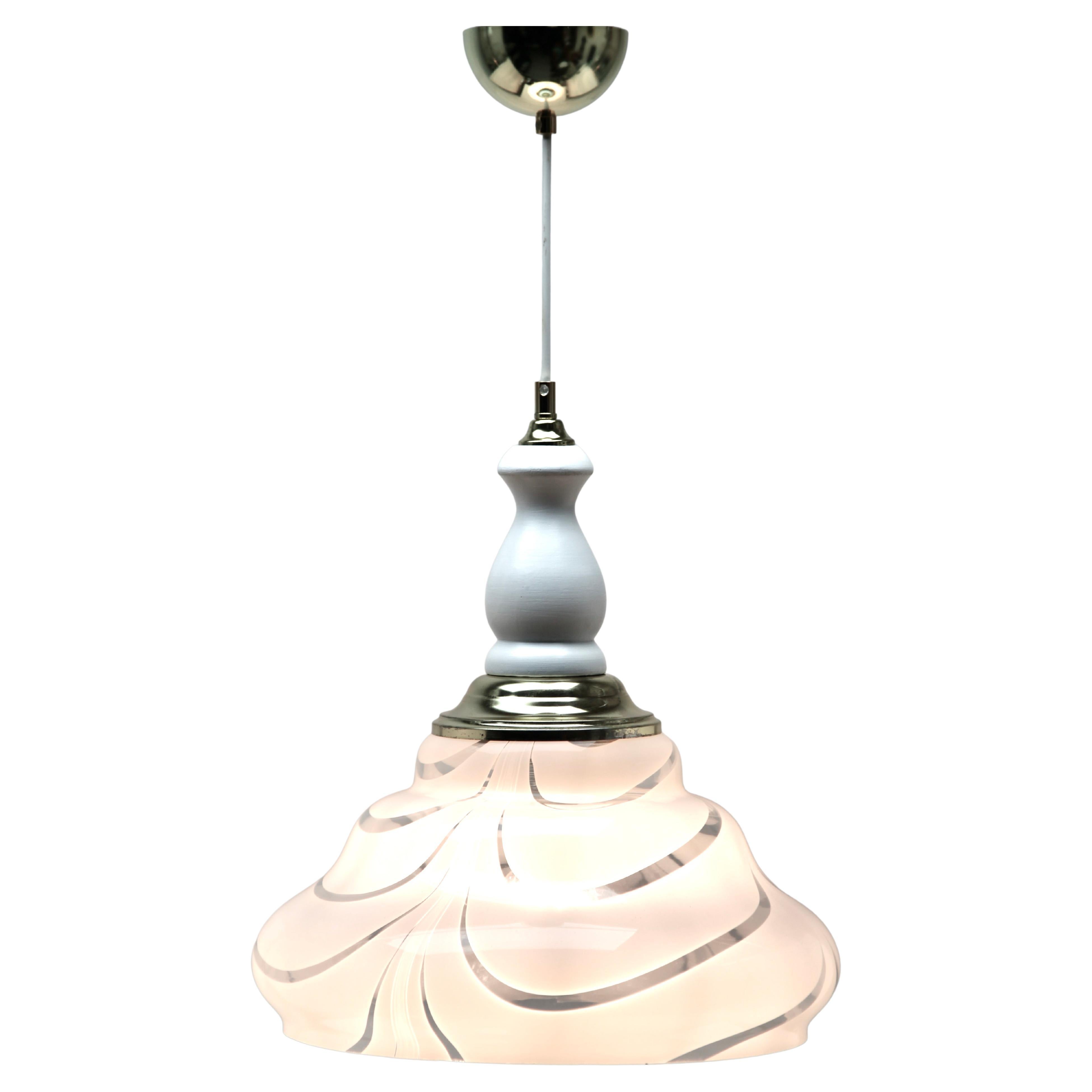 Lampe à suspension de Murano du milieu du siècle dernier, avec abat-jour en opaline et détails en bois