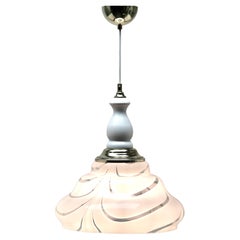 Lampe à suspension de Murano du milieu du siècle dernier, avec abat-jour en opaline et détails en bois