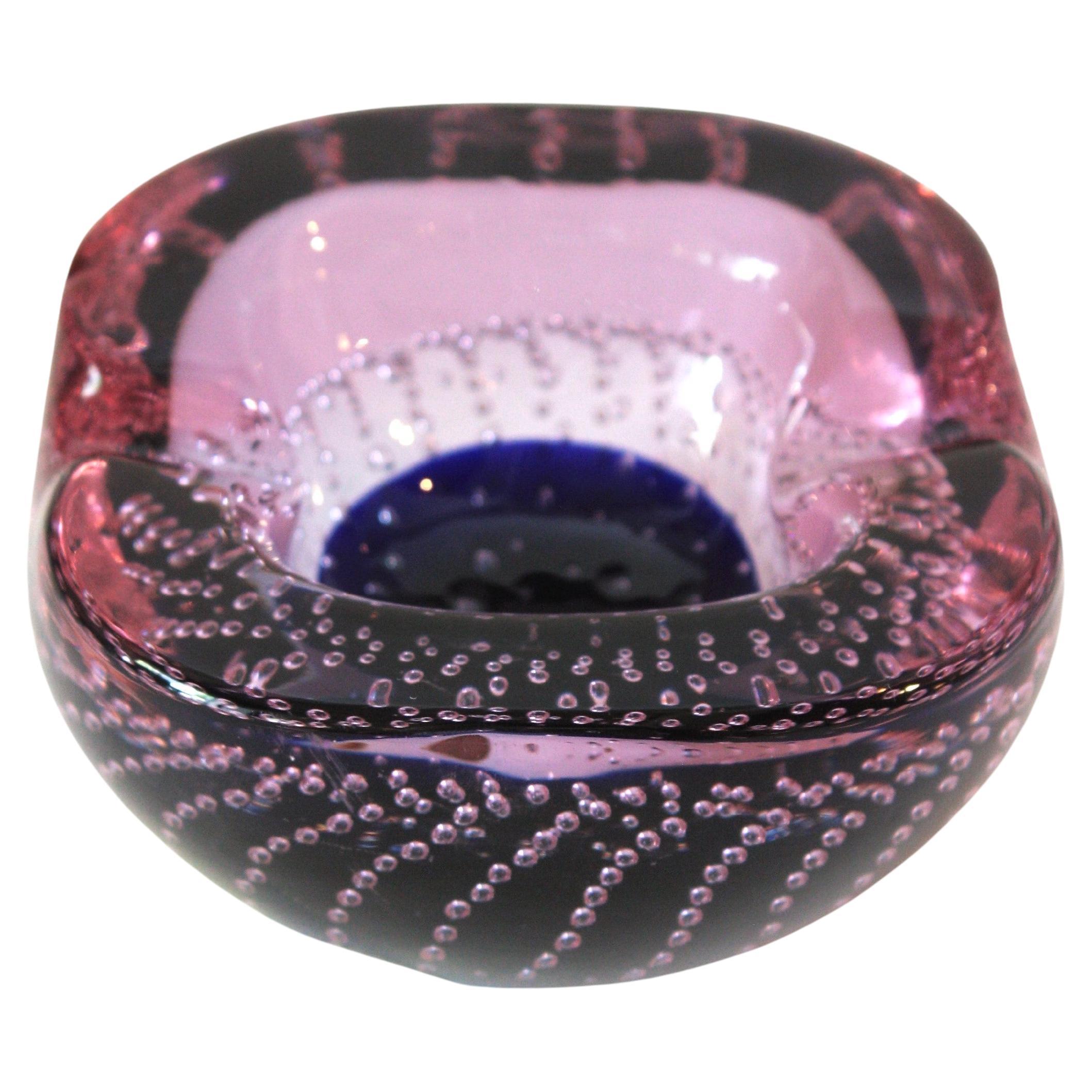 Cool Murano Sommerso art glass bowl in pink, purple and lavender glass with air bubbles.  Galliano Ferro, Italy, 1950-1960s
This beautiful hand blown glass bowl has a decorative design with hundreds of controlled air bubbles and an eye-catching