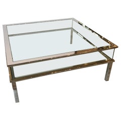 Table basse mi-séculaire à plateau de musée en laiton chromé et verre