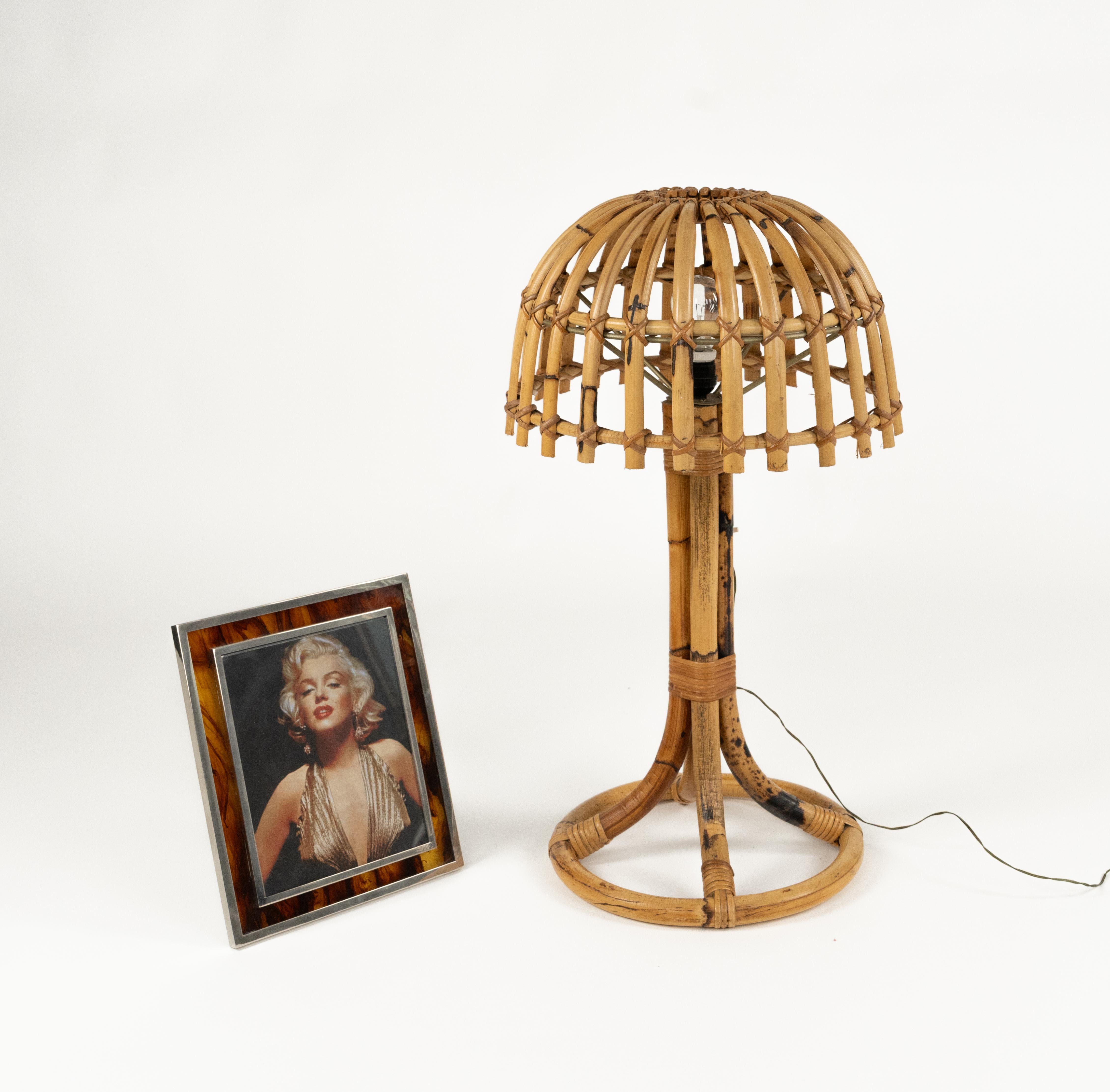 Lámpara de sobremesa de bambú y ratán estilo Louis Sognot de mediados de siglo, Francia, Años 60 en venta 4
