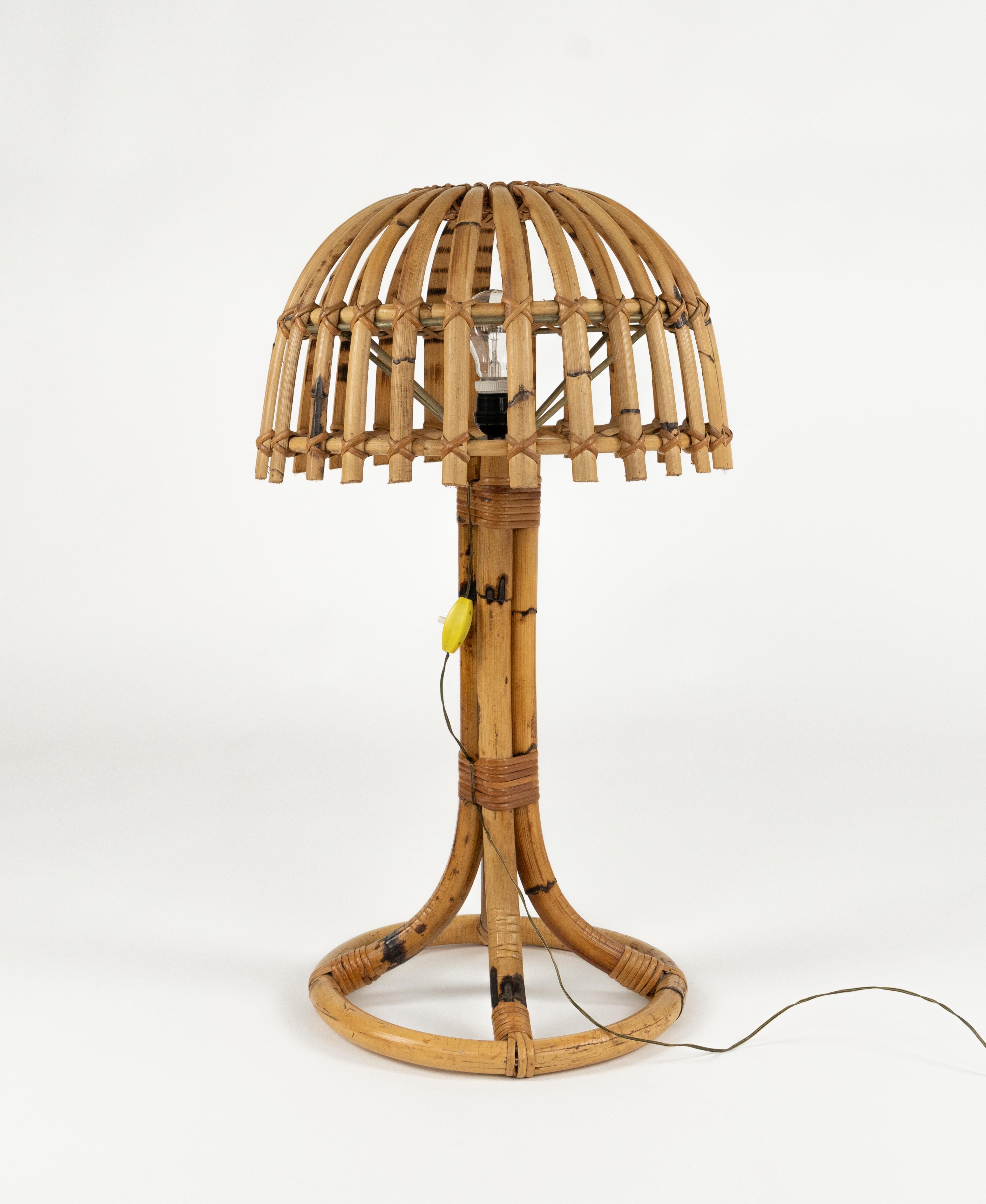 Lámpara de sobremesa de bambú y ratán estilo Louis Sognot de mediados de siglo, Francia, Años 60 Hecho a mano en venta