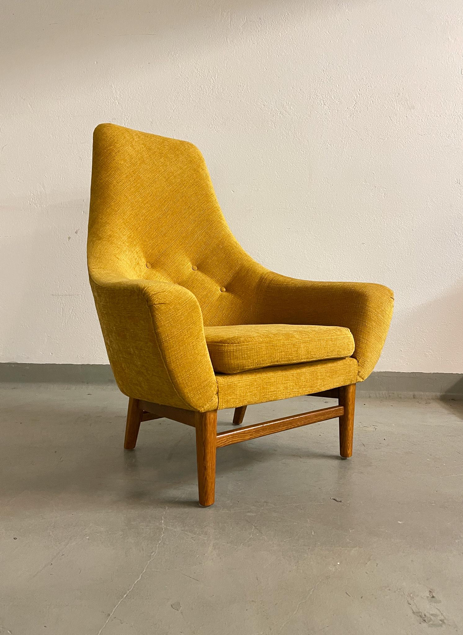 This unusual futuristic lounge chair was produced by S.M Wincrantz in Skovde, Sweden, circa 1955.
The chair has been reupholstered in a yellow mustard textile. Its attached to a teak frame.

Very good condition. 

Dimensions: H 105 cm, W 90, D