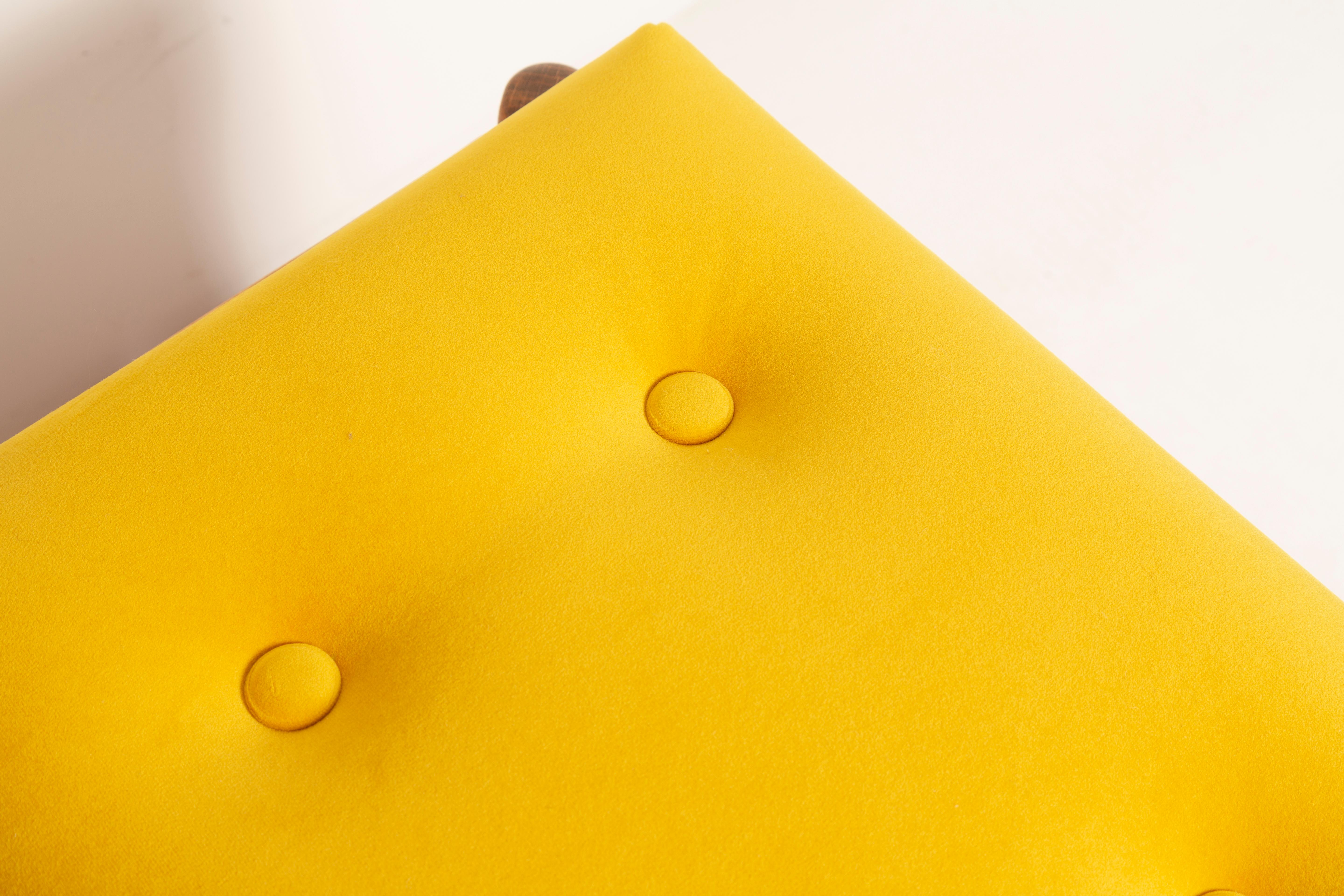 Tabouret vintage jaune moutarde du milieu du siècle, Edmund Homa, années 1960 Excellent état - En vente à 05-080 Hornowek, PL