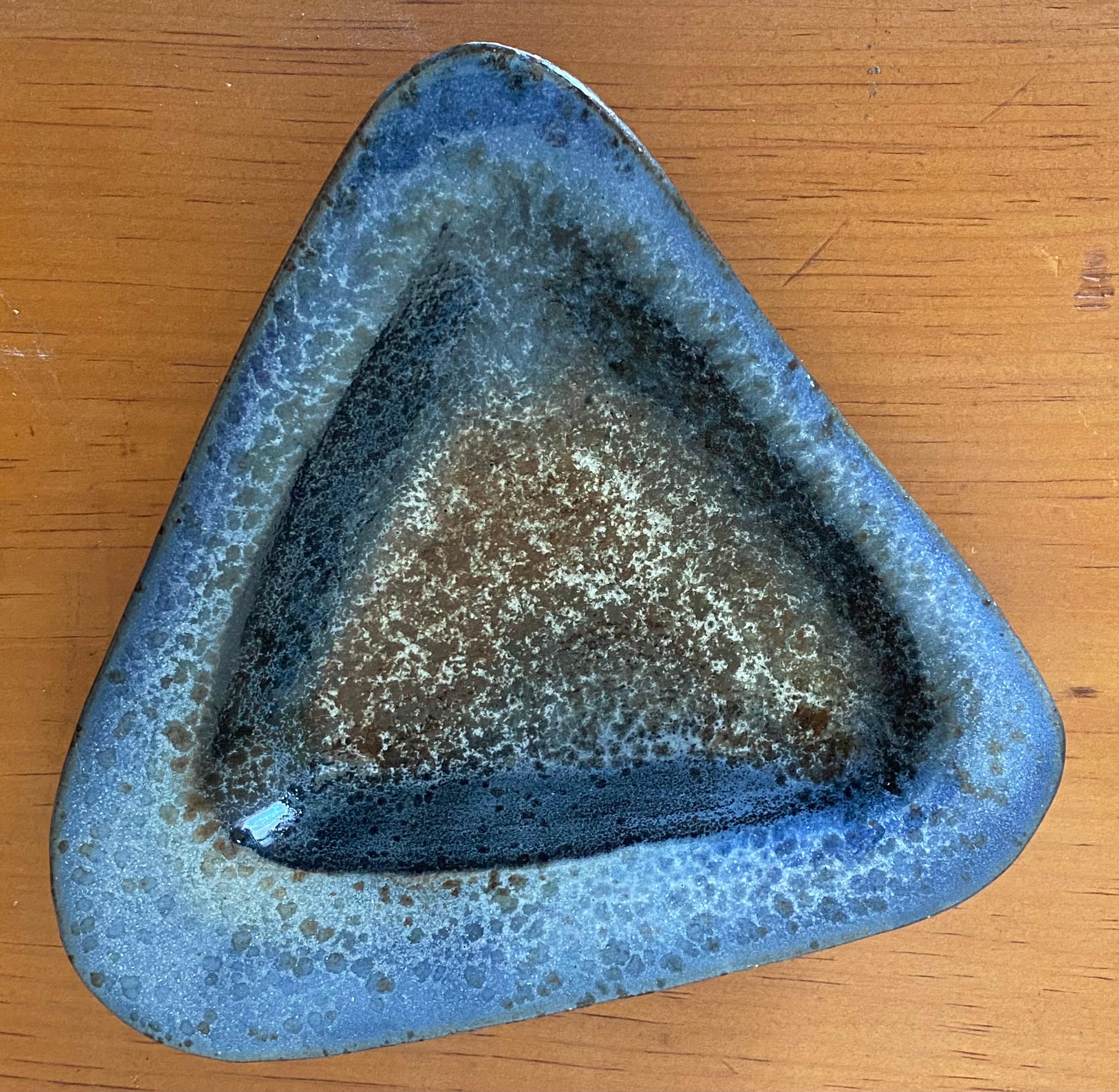 Bol biomorphique en grès de Nancy Wickham Boyd, datant de la fin des années 1940, présentant une riche glaçure bleue avec des reflets graphites et bruns. Comme bon nombre de potiers célèbres de New York, Nancy a commencé à travailler pendant