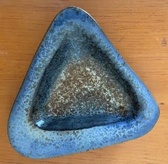 Midcentury Nancy Wickham Boyd Biomorphic Triangular Stoneware Pottery Bowl