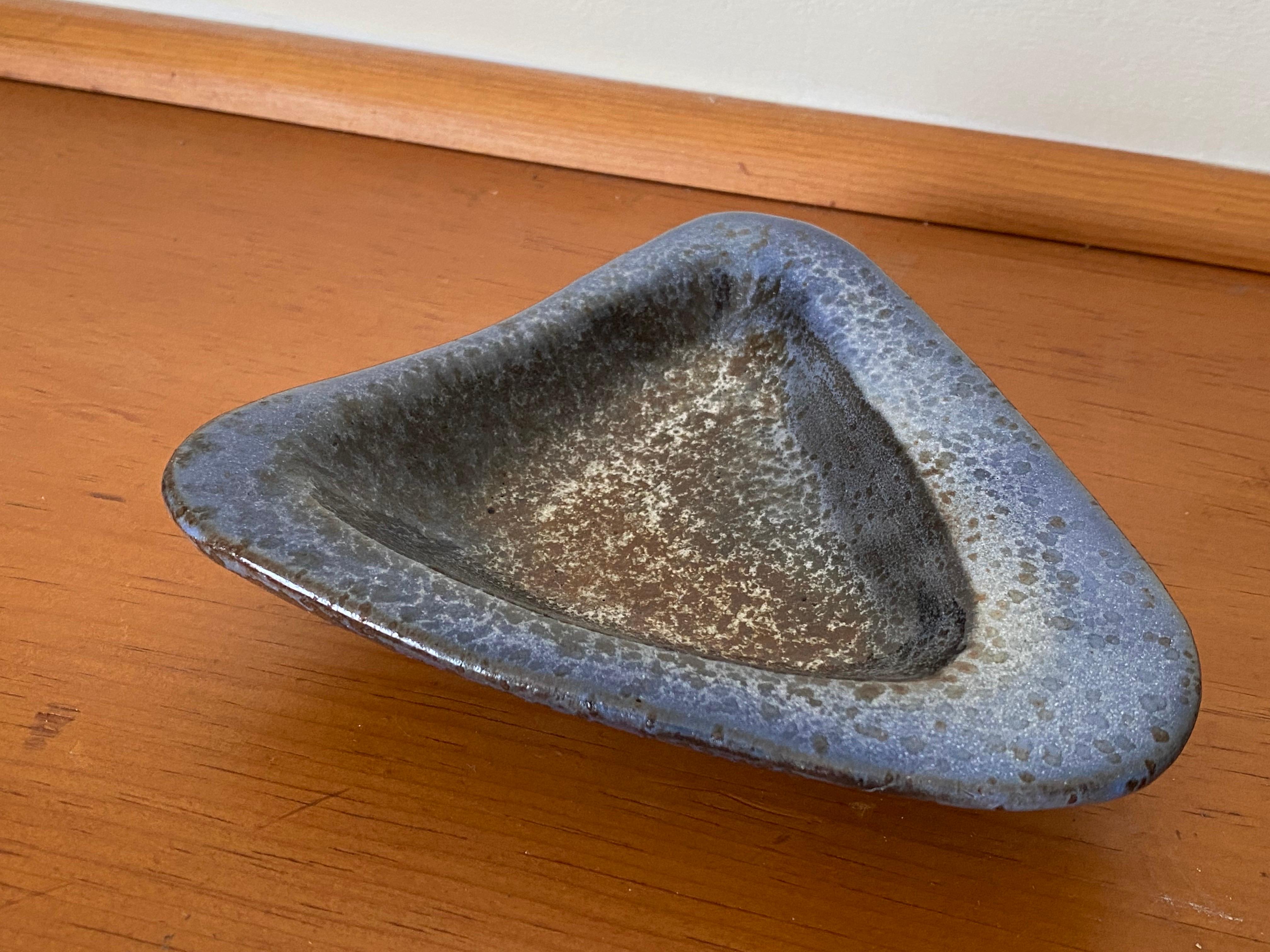 Américain Bol en poterie triangulaire biomorphique Nancy Wickham Boyd du milieu du siècle dernier en vente