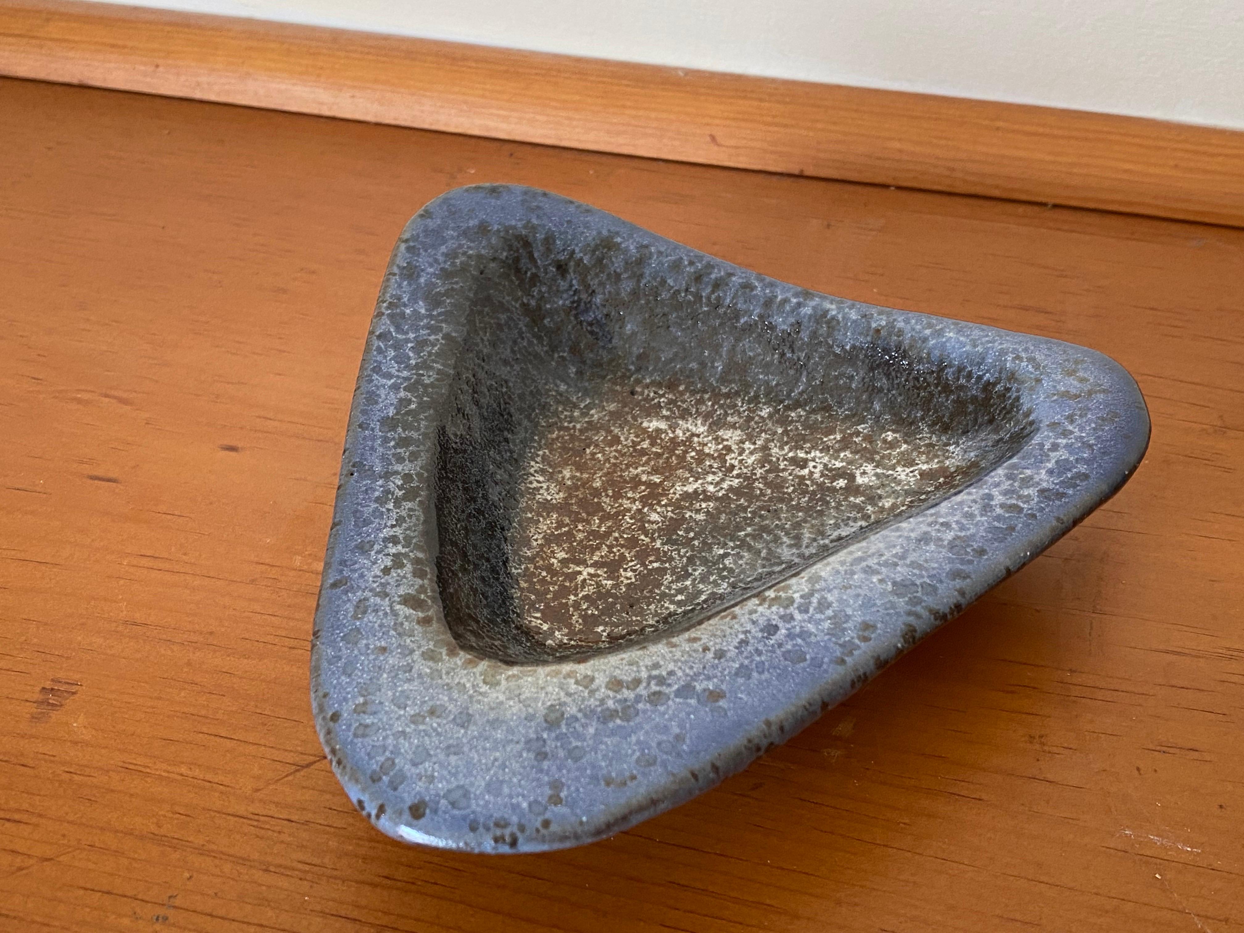 Cuit Bol en poterie triangulaire biomorphique Nancy Wickham Boyd du milieu du siècle dernier en vente