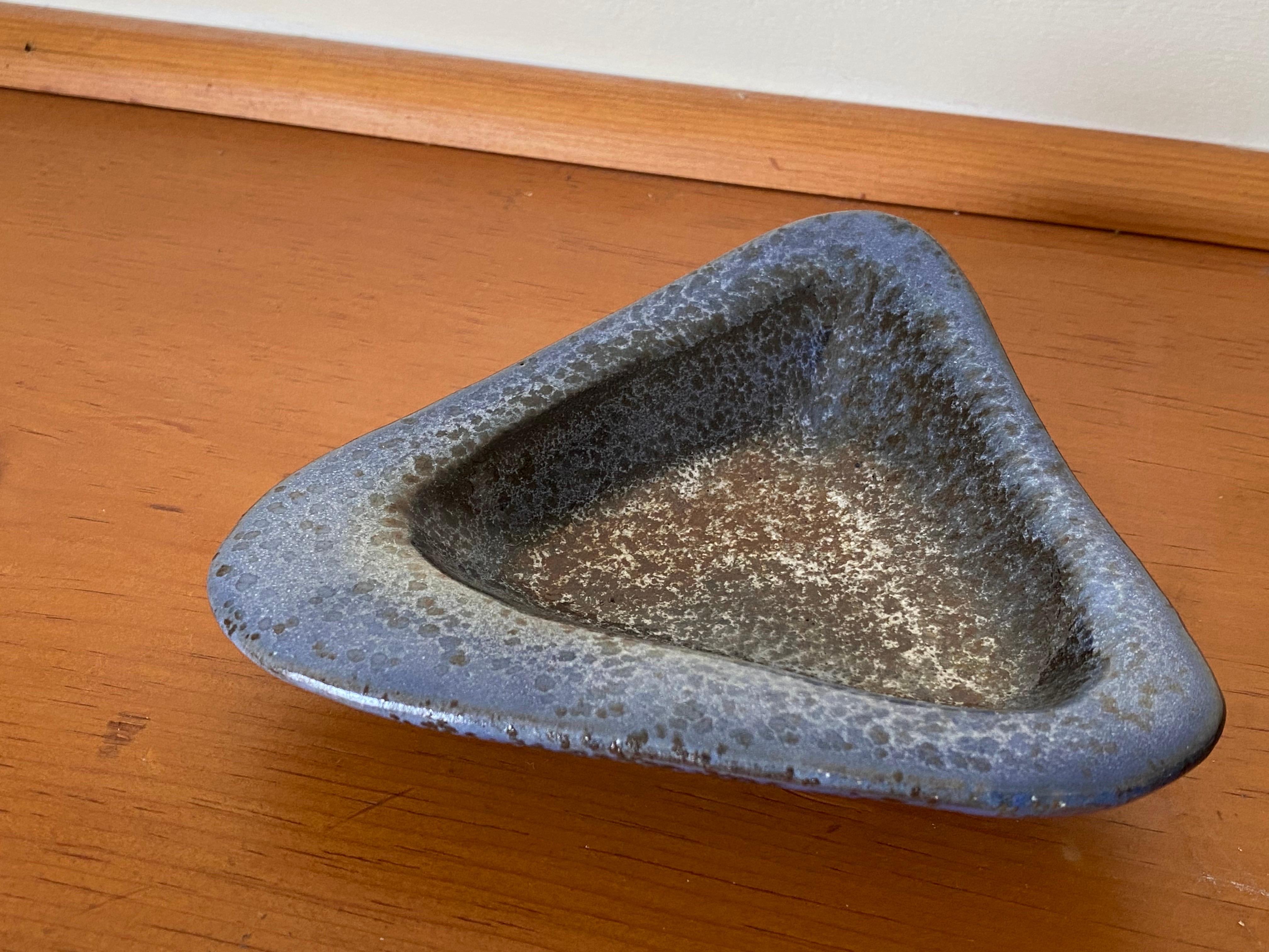 20ième siècle Bol en poterie triangulaire biomorphique Nancy Wickham Boyd du milieu du siècle dernier en vente