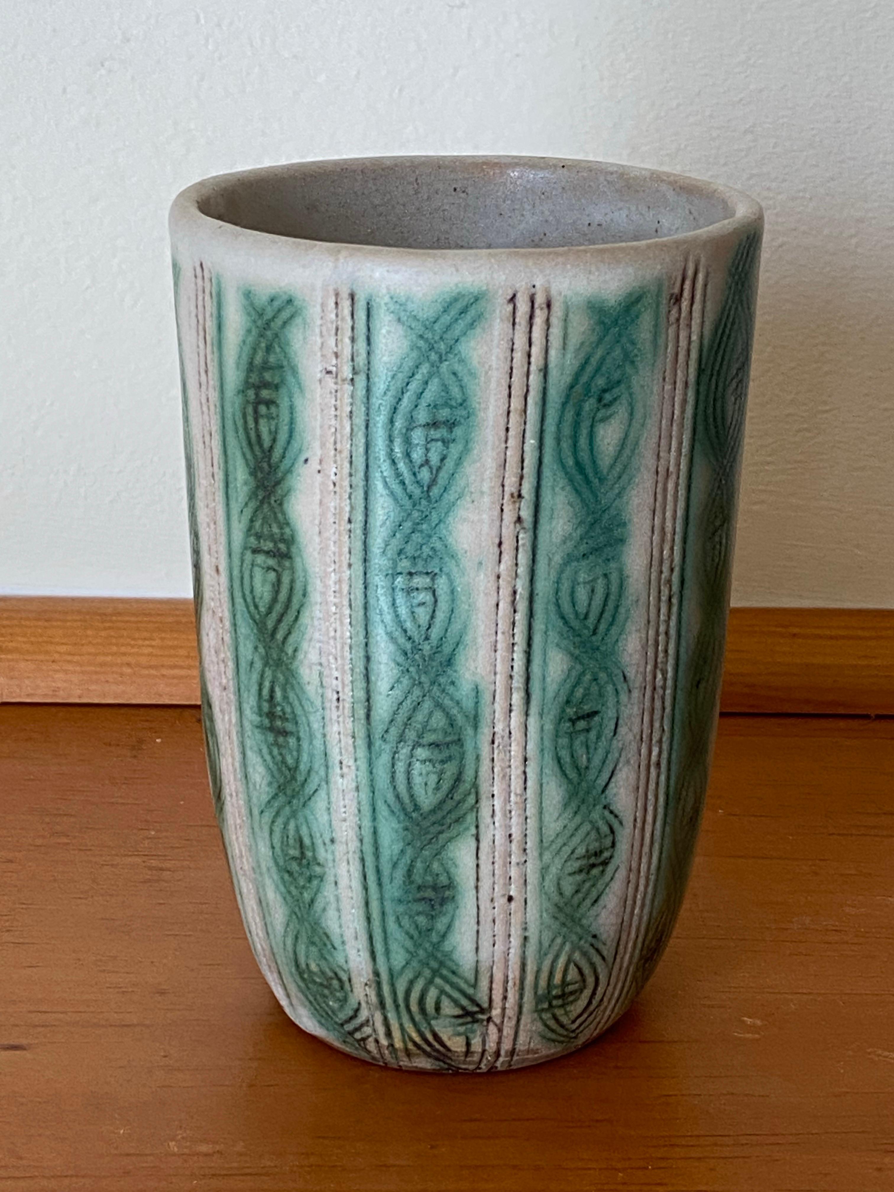 Vaso in gres della fine degli anni '40 di Nancy Wickham Boyd con un motivo dinamico a doppia elica. Il disegno dello sgrafitto è evidenziato da una vetrata verde. Come molti noti ceramisti di New York, Nancy ha iniziato a lavorare per alcuni anni