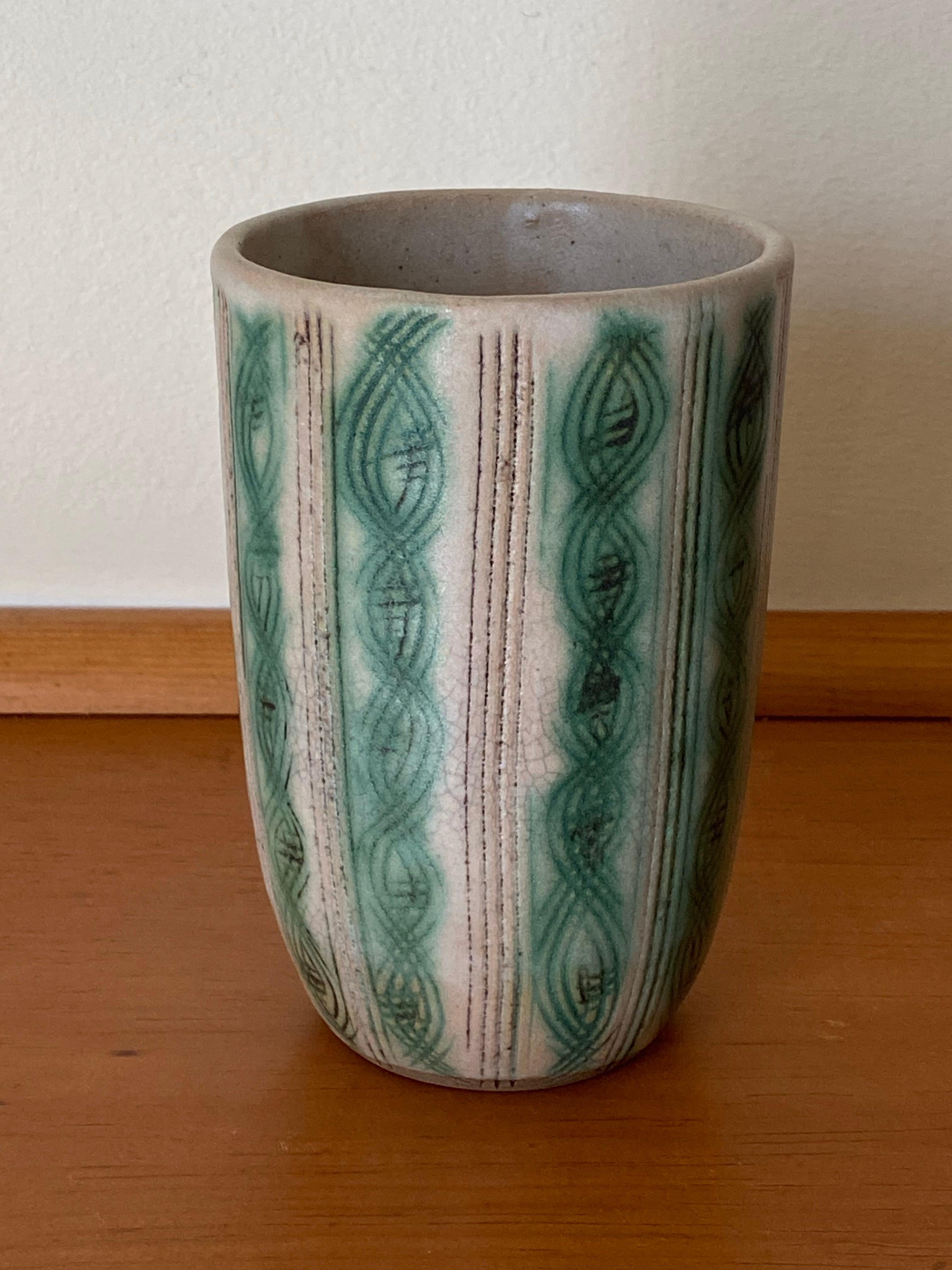 Organico moderno Vaso in gres di metà secolo di Nancy Wickham con decorazione a doppia elica in graffito in vendita