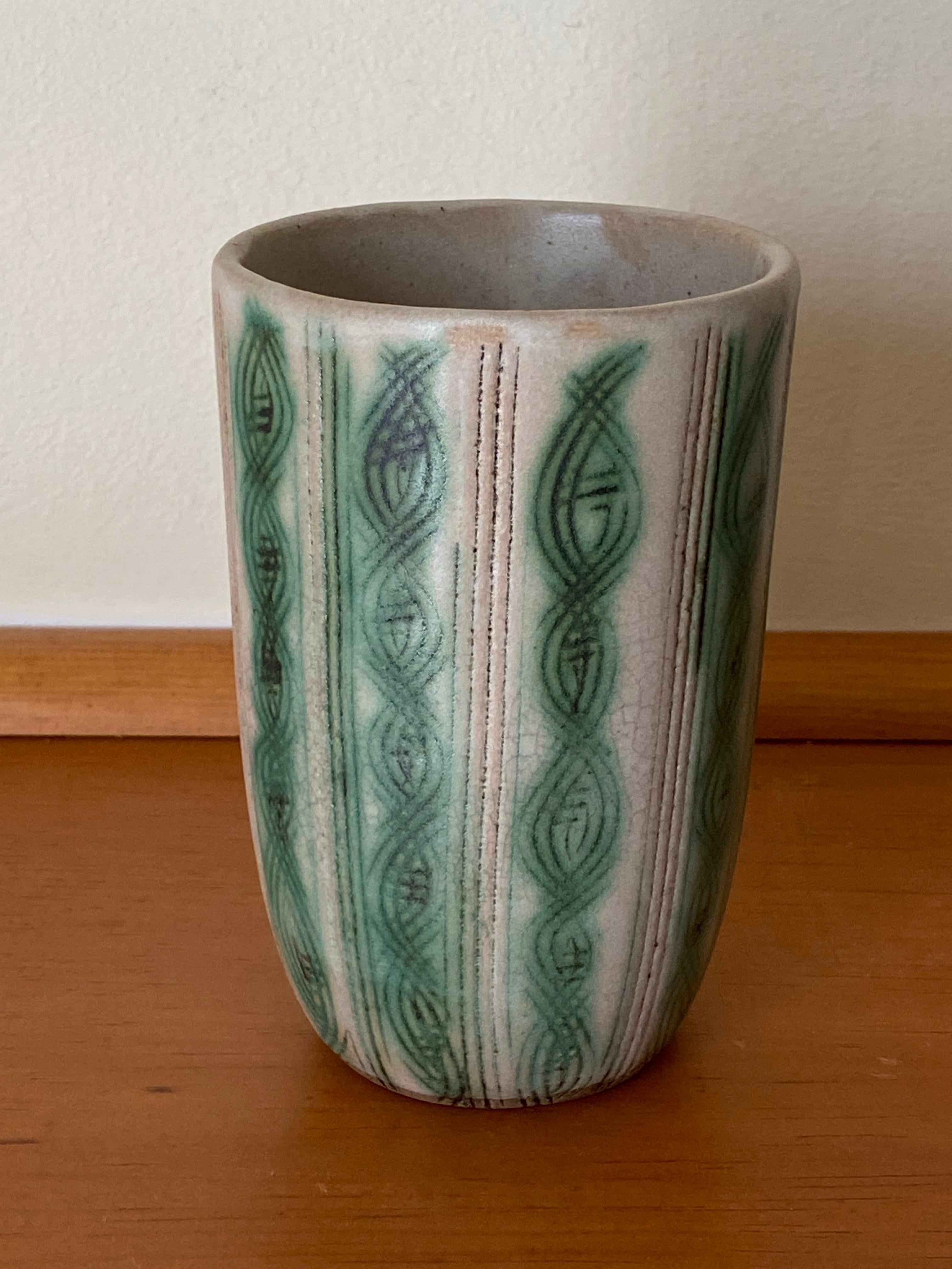 Americano Vaso in gres di metà secolo di Nancy Wickham con decorazione a doppia elica in graffito in vendita