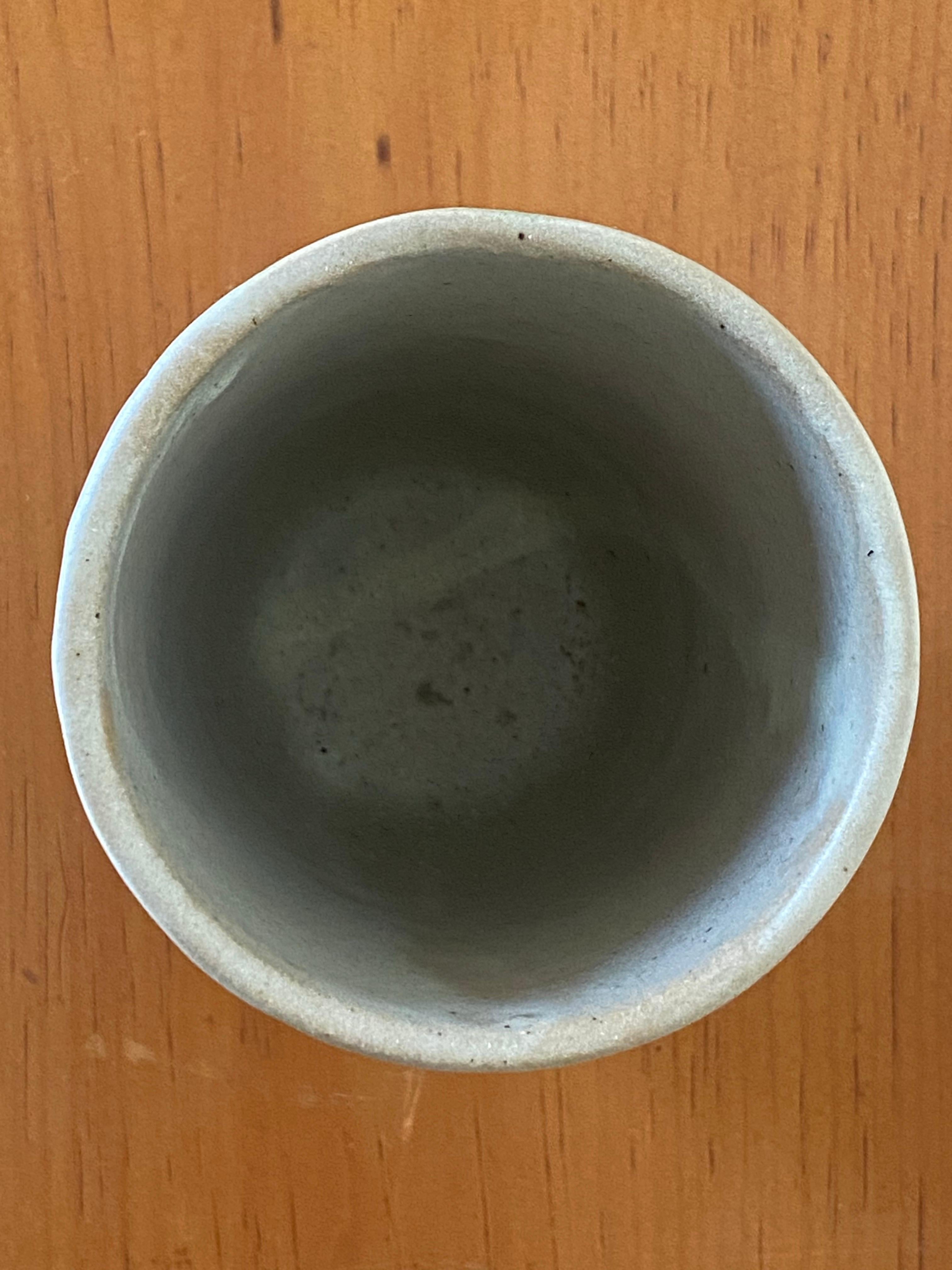 Cotto in fornace Vaso in gres di metà secolo di Nancy Wickham con decorazione a doppia elica in graffito in vendita