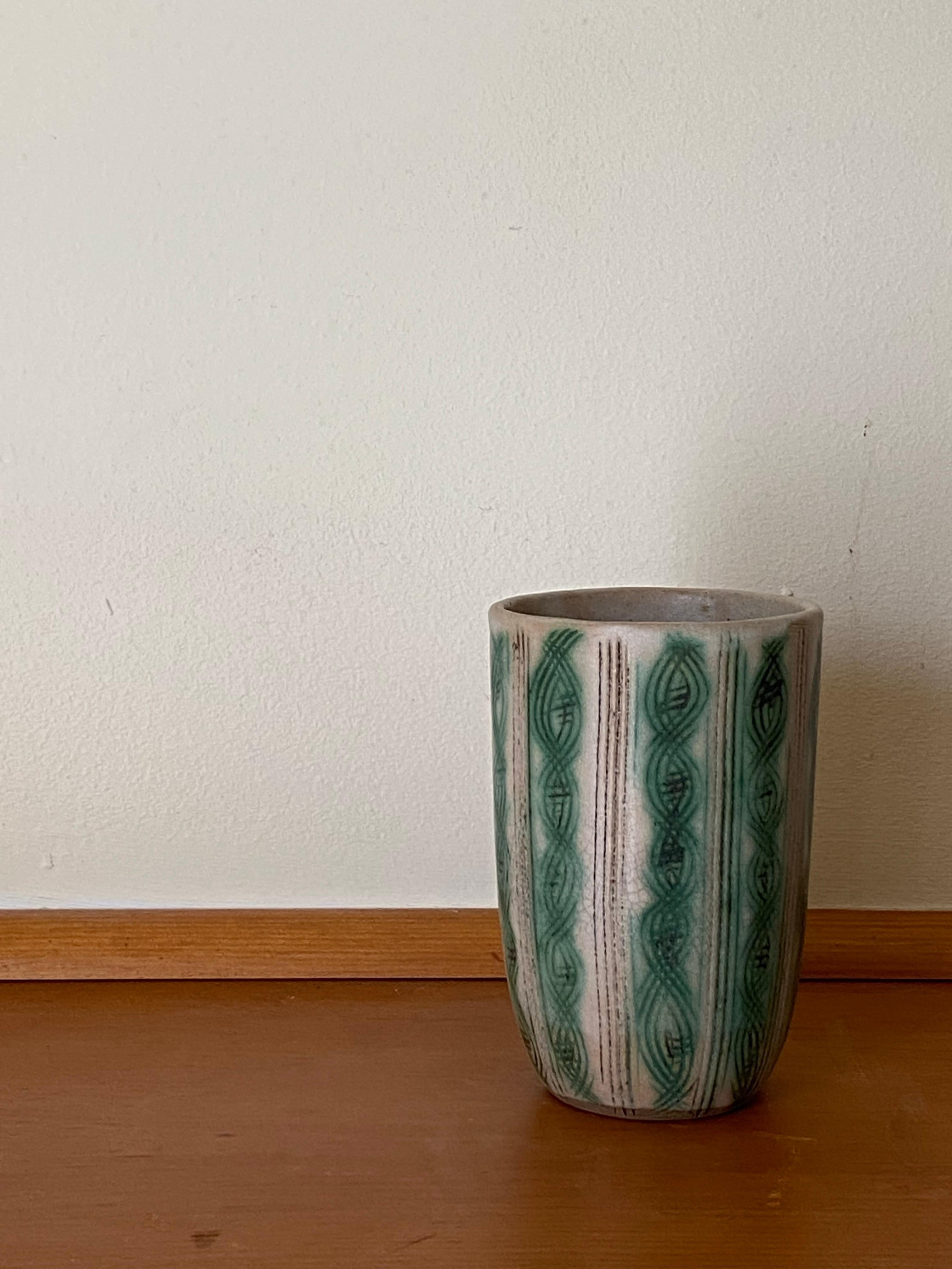 Vaso in gres di metà secolo di Nancy Wickham con decorazione a doppia elica in graffito In condizioni buone in vendita a Southampton, NJ