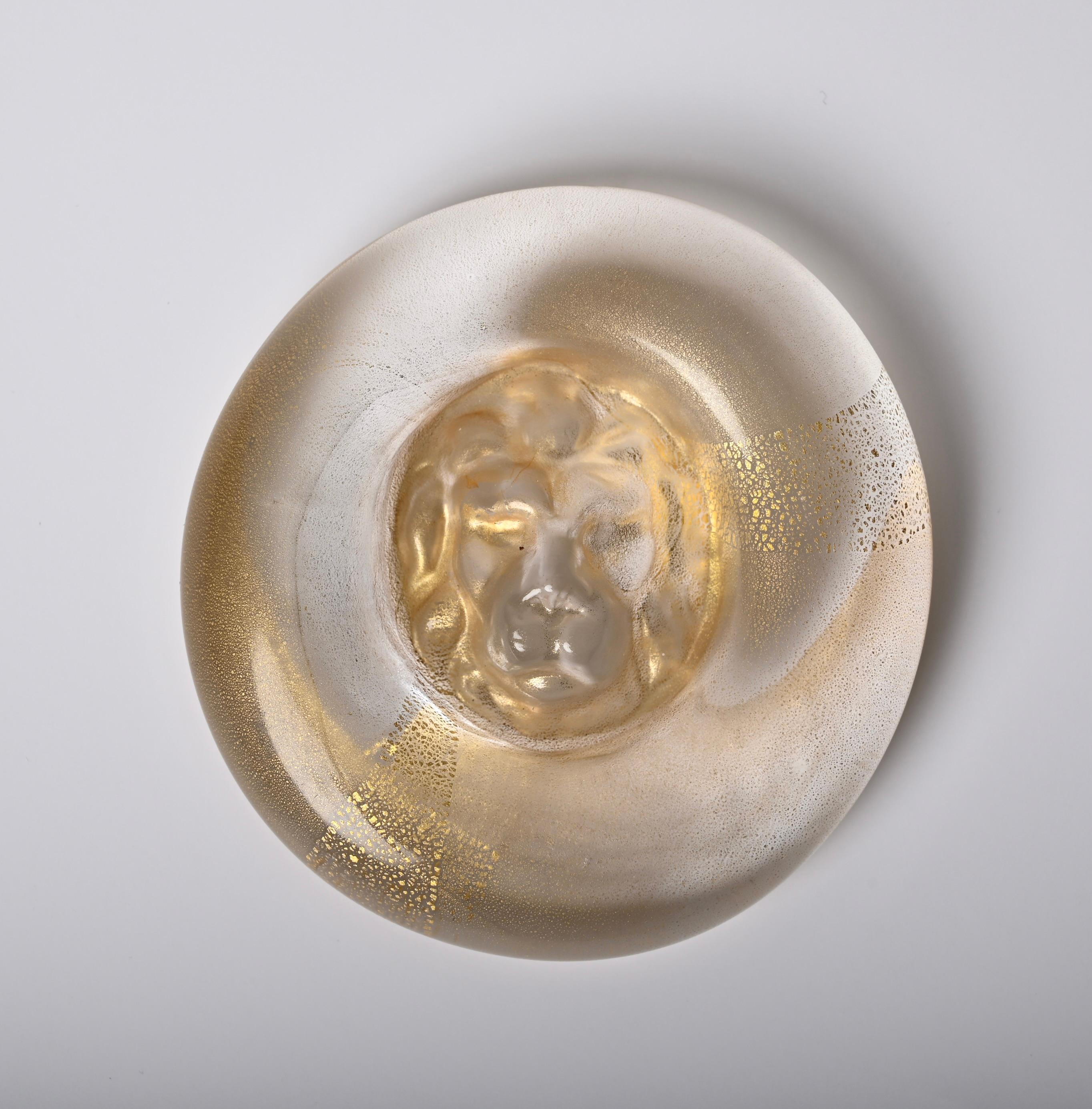 Stunning midcentury golden and crystal Murano glass lion-shaped paperweight. Giampaolo Nason designed this fantastic piece in Murano, Venezia (Italy), during the 1970s.

This paperweight is unique thanks to the astonishing lion head decoration and