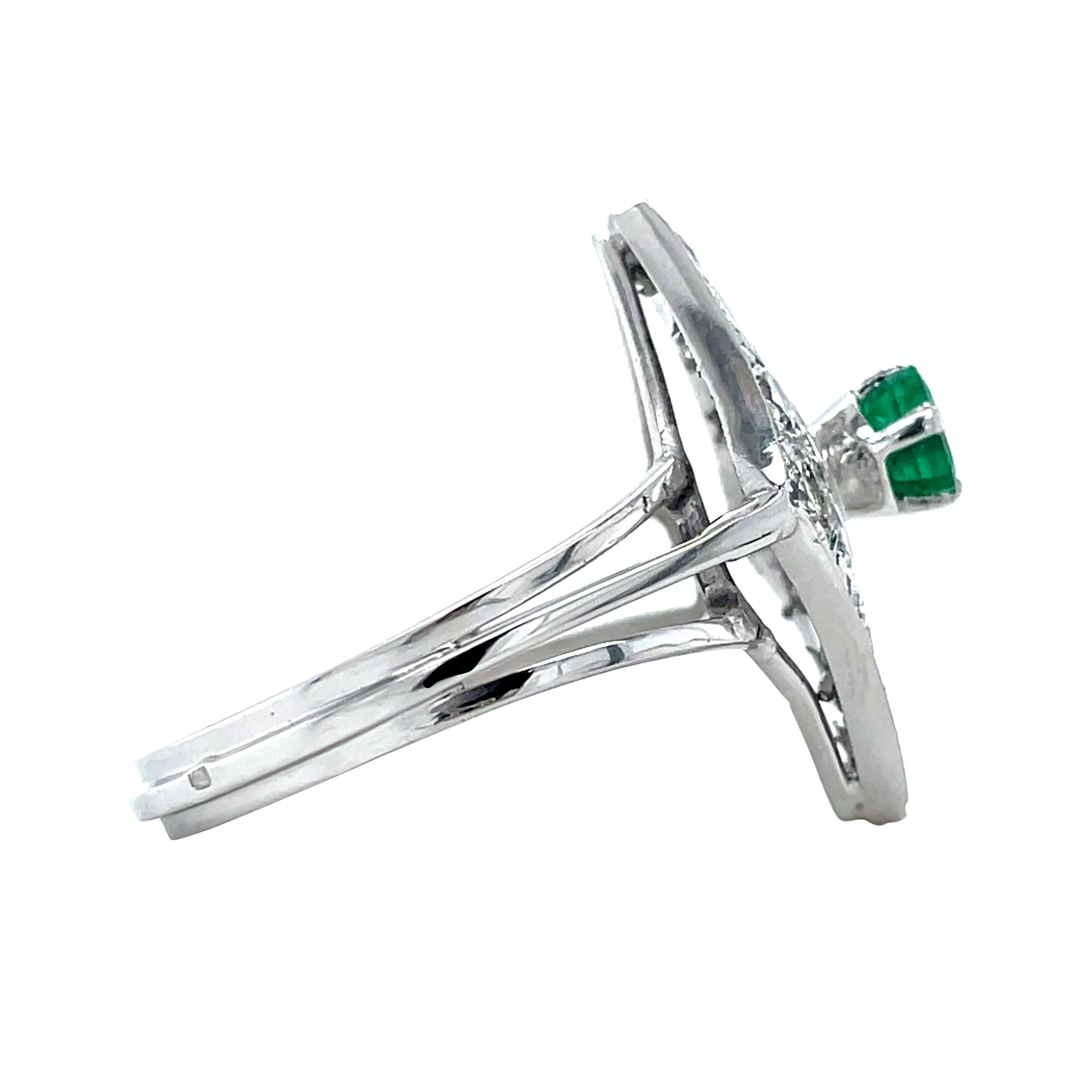 MidCentury Natural Emerald and 1.32 ctw Diamond Cocktail Ring, 18K White Gold In Good Condition For Sale In AMSTERDAM, NL