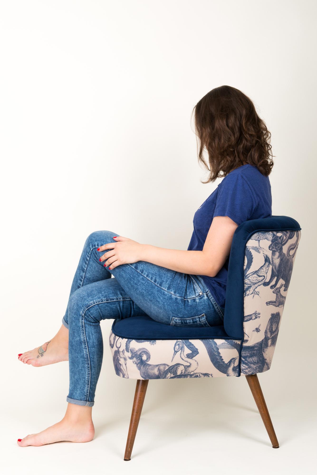 Poltrona midcentury in velluto blu navy, motivo animali, Germania, anni '60 in vendita 2