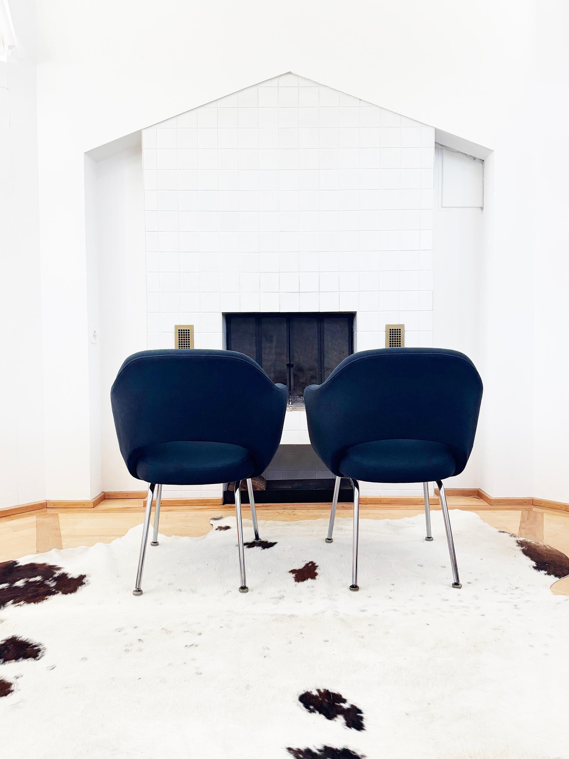 American Midcentury Navy Blue Wool Upholstered Eero Saarinen Knoll Armchairs, Pair For Sale