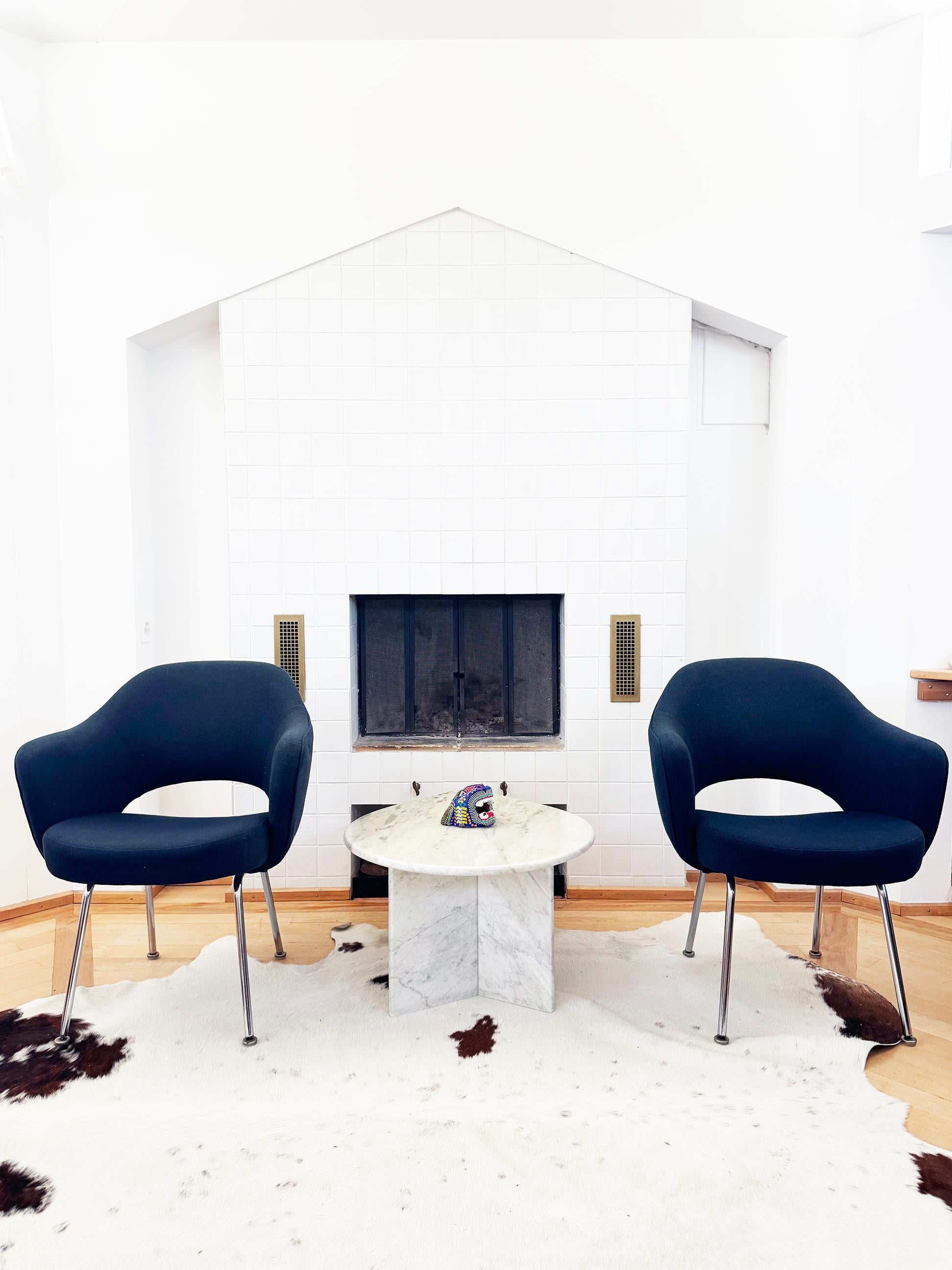 Midcentury Navy Blue Wool Upholstered Eero Saarinen Knoll Armchairs, Pair In Good Condition For Sale In Basel, BS