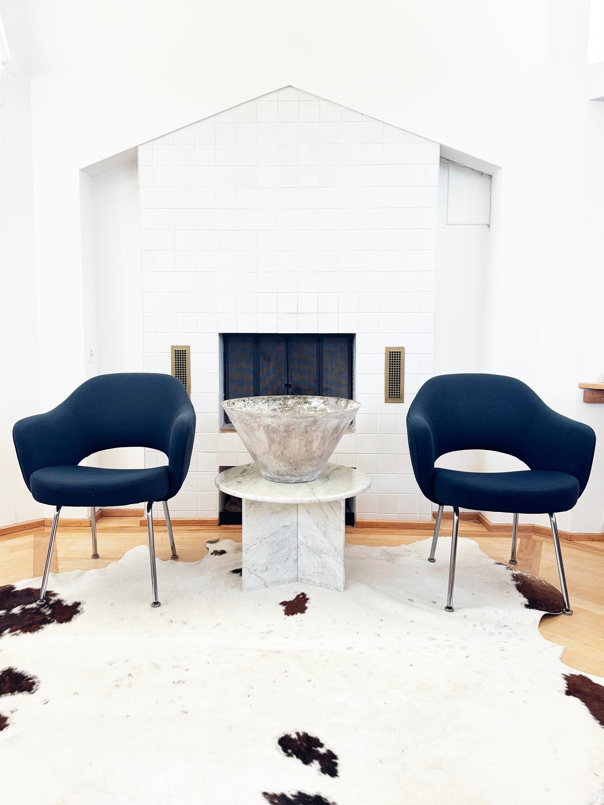 20th Century Midcentury Navy Blue Wool Upholstered Eero Saarinen Knoll Armchairs, Pair For Sale