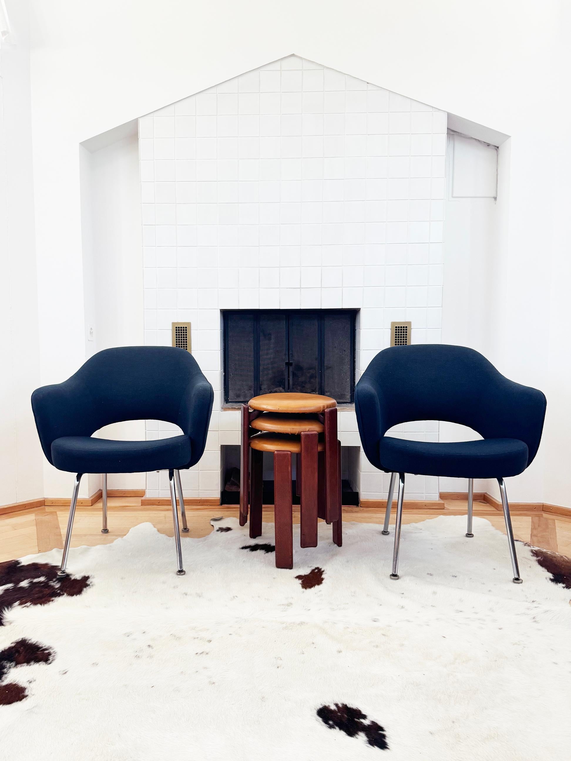 Midcentury Navy Blue Wool Upholstered Eero Saarinen Knoll Armchairs, Pair For Sale 3