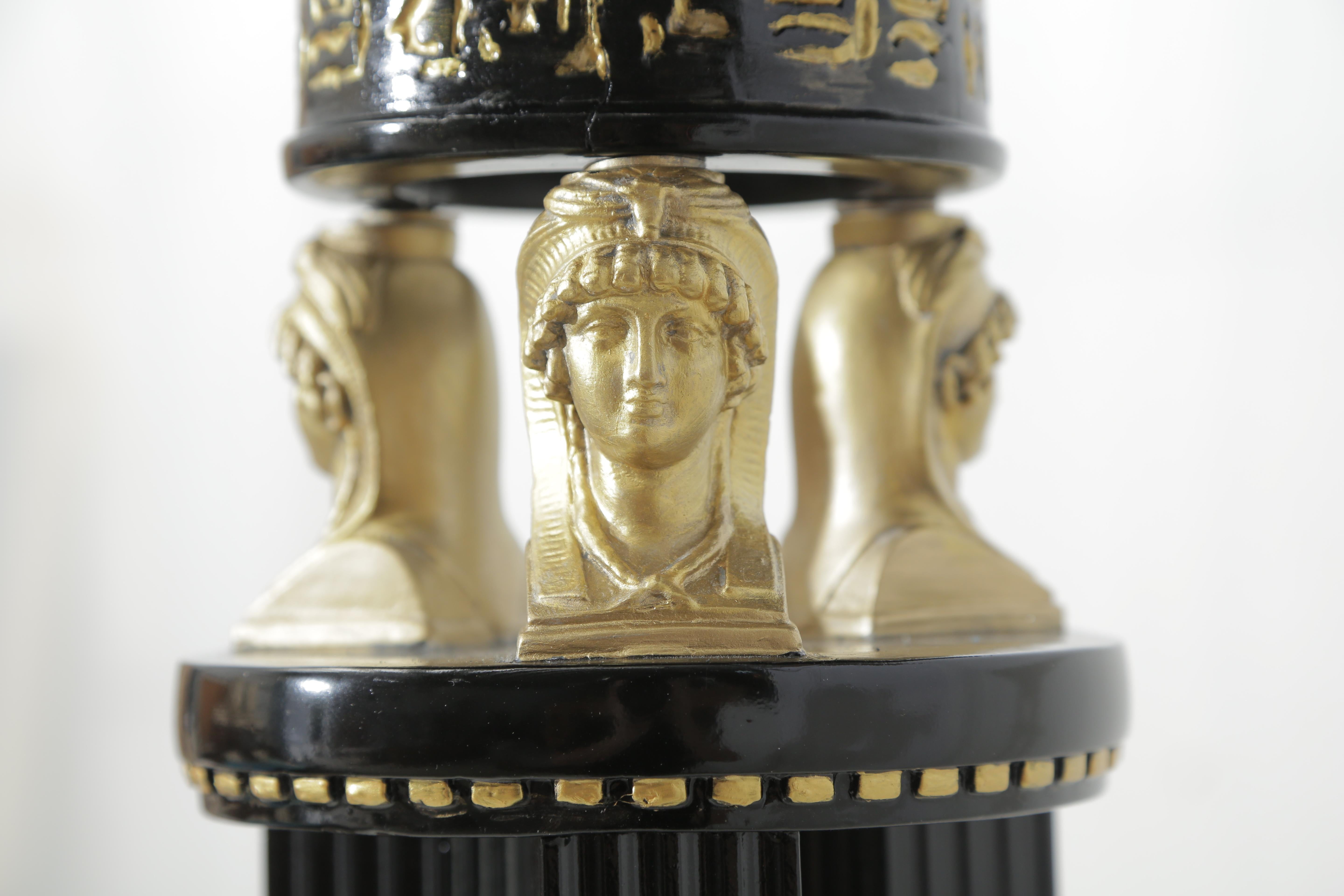 Neoklassische Stehlampe im ägyptischen Stil aus schwarz lackiertem Metall aus der Jahrhundertmitte im Angebot 2