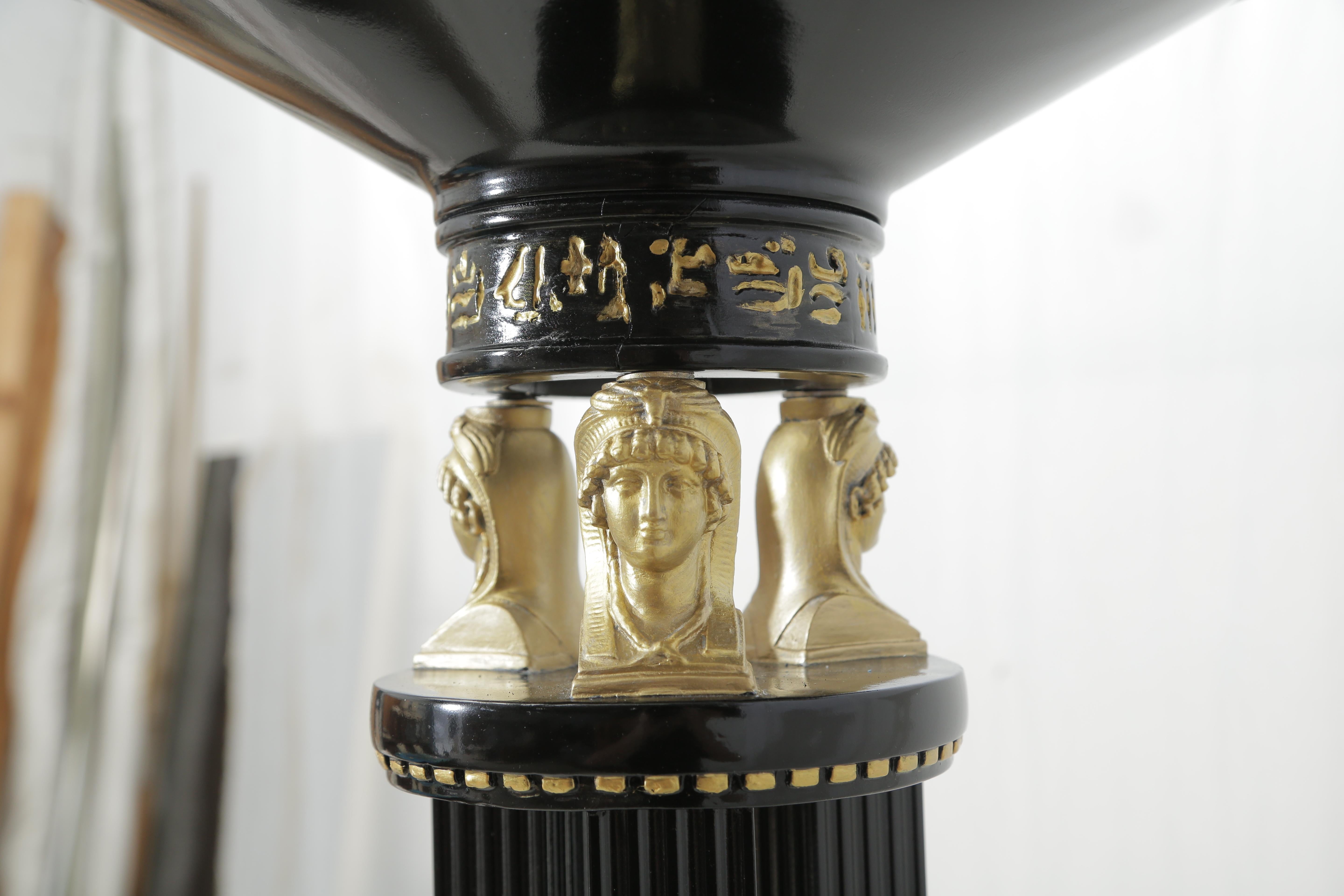 Neoklassische Stehlampe im ägyptischen Stil aus schwarz lackiertem Metall aus der Jahrhundertmitte (amerikanisch) im Angebot