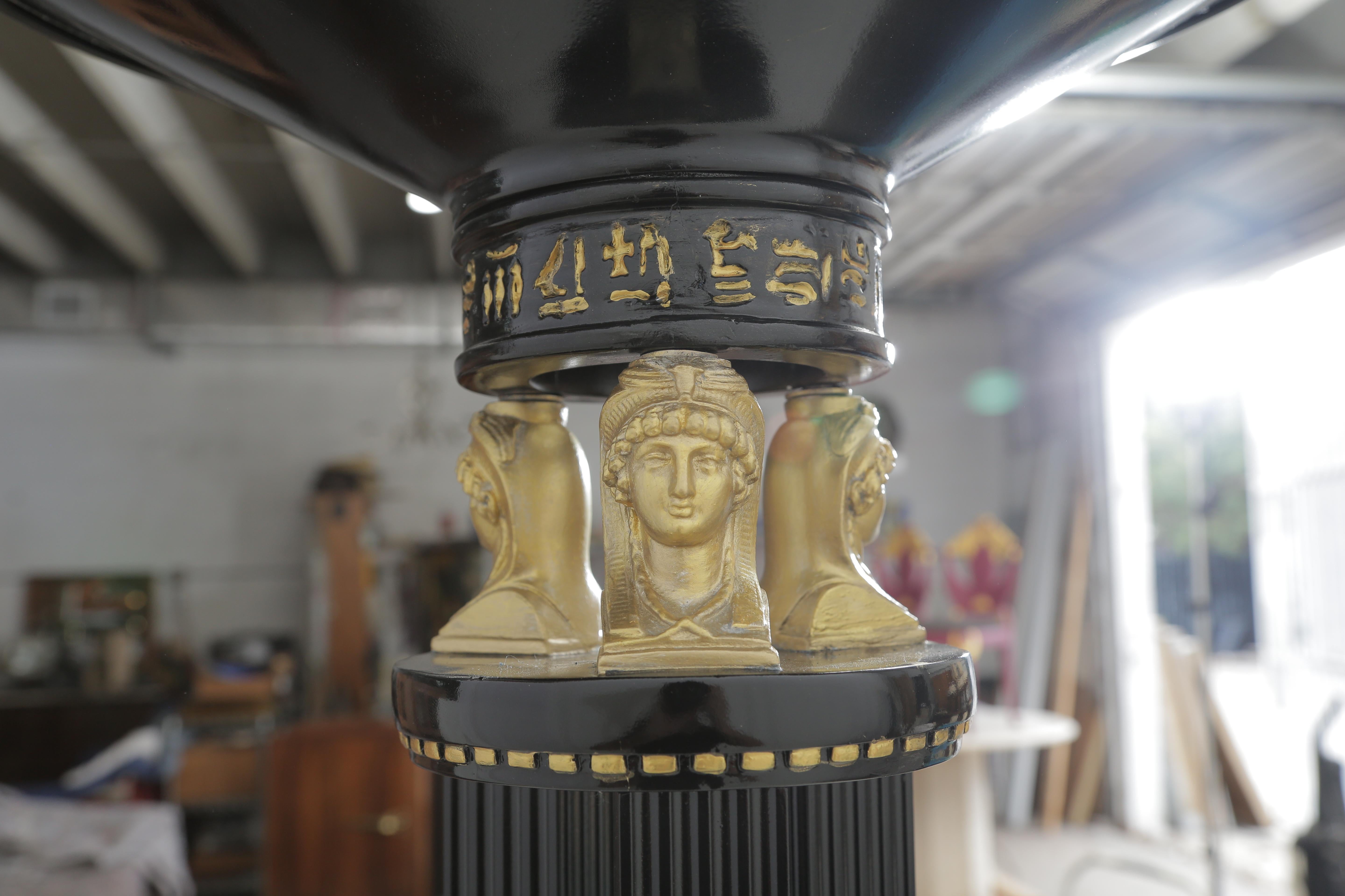 Neoklassische Stehlampe im ägyptischen Stil aus schwarz lackiertem Metall aus der Jahrhundertmitte (Gemalt) im Angebot