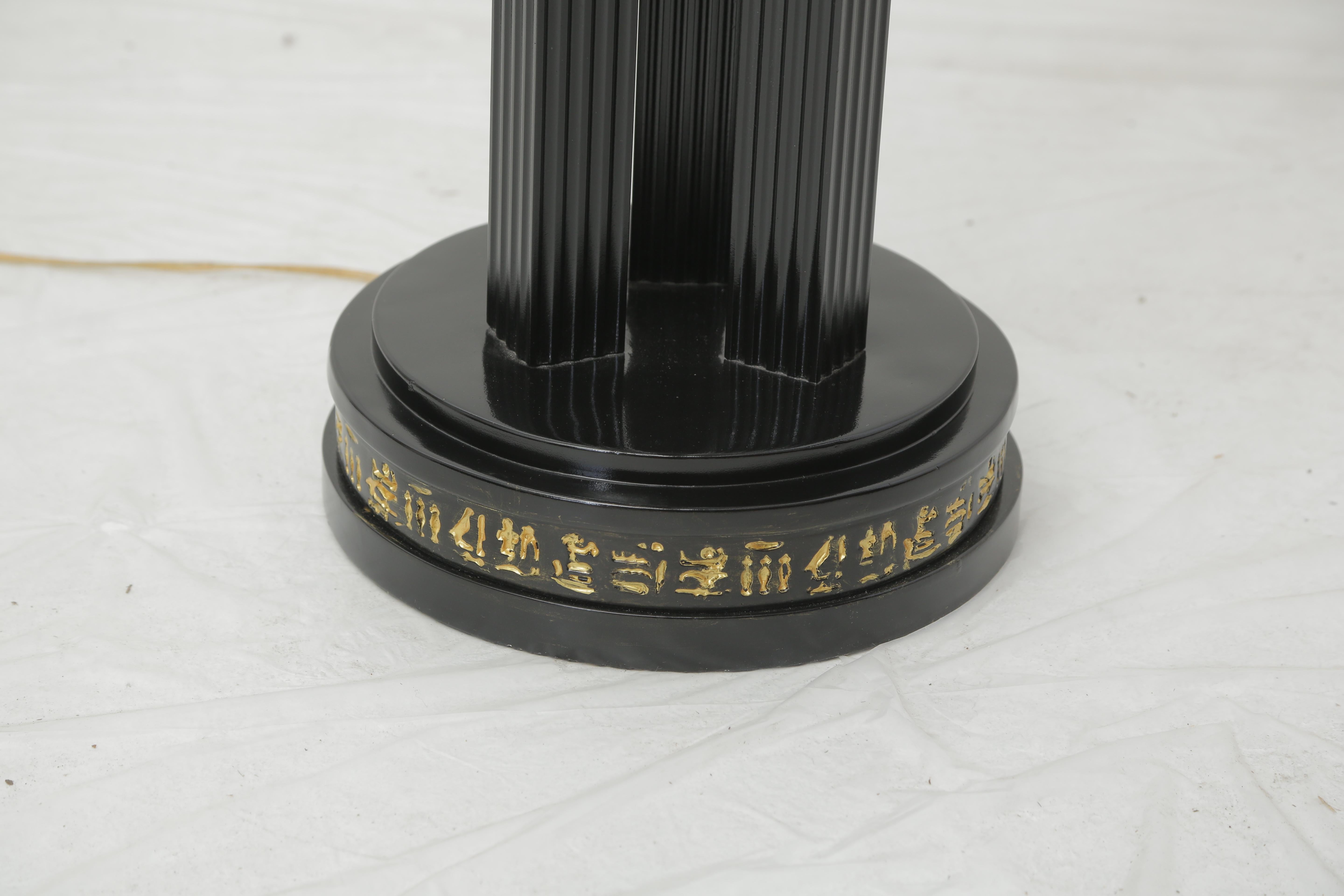 Neoklassische Stehlampe im ägyptischen Stil aus schwarz lackiertem Metall aus der Jahrhundertmitte (Ende des 20. Jahrhunderts) im Angebot